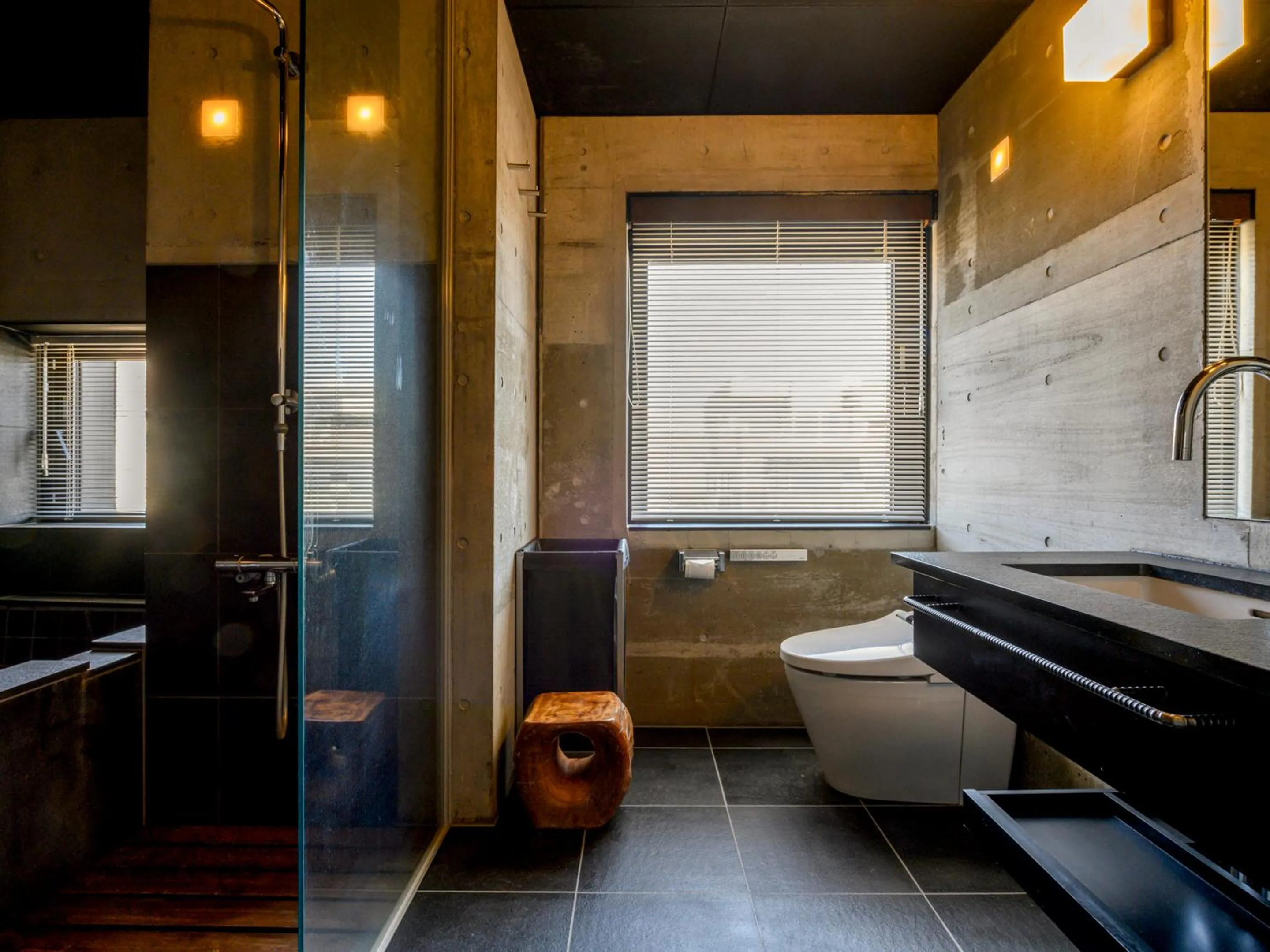 Toilet in Suiboku