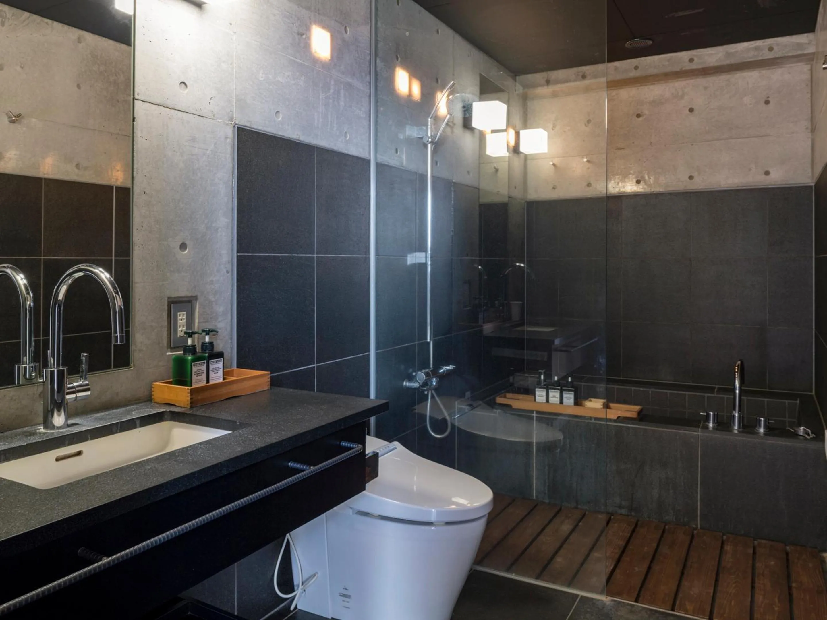 Shower in Suiboku