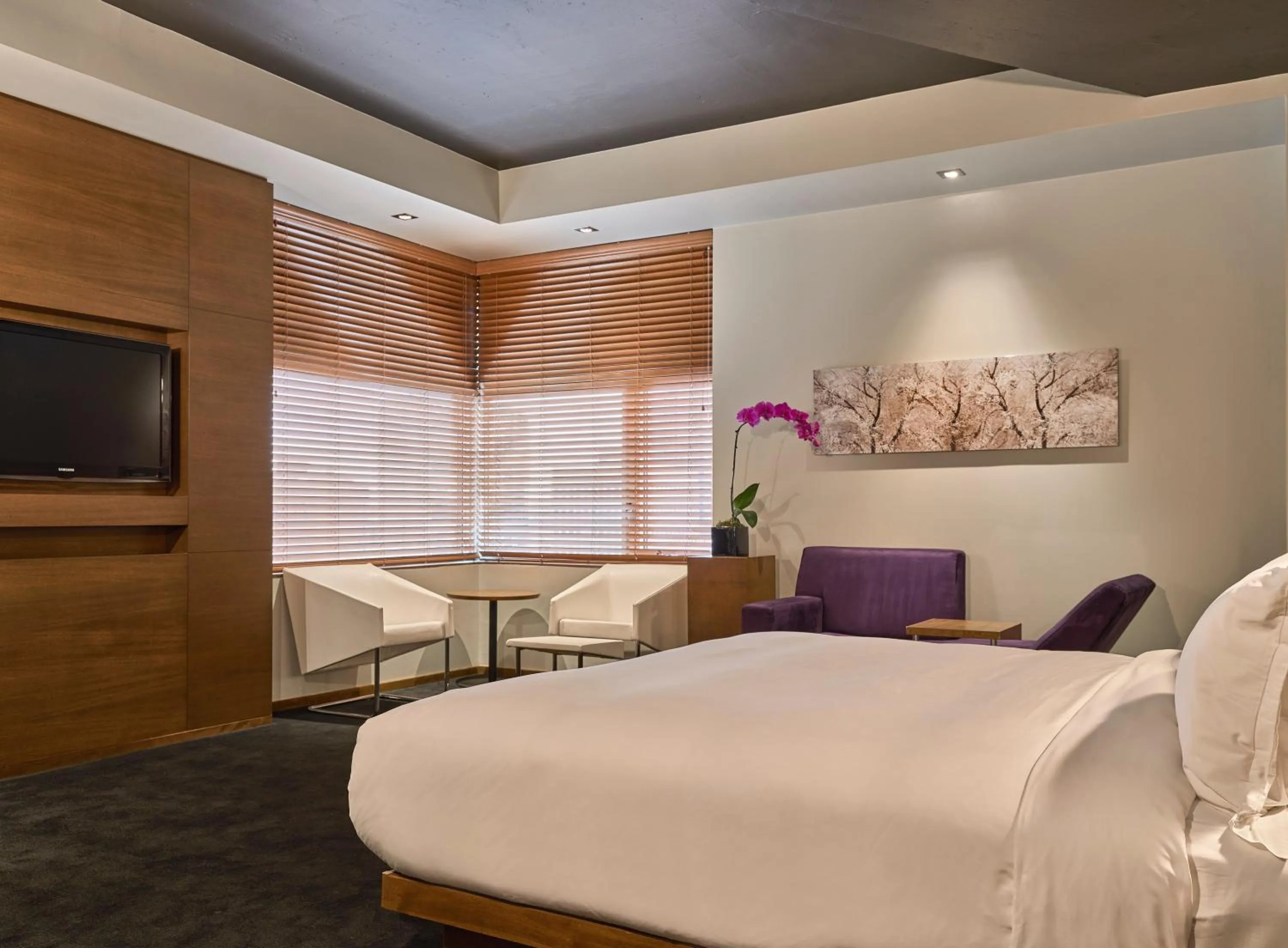 Bed in Hotel Le Germain Calgary