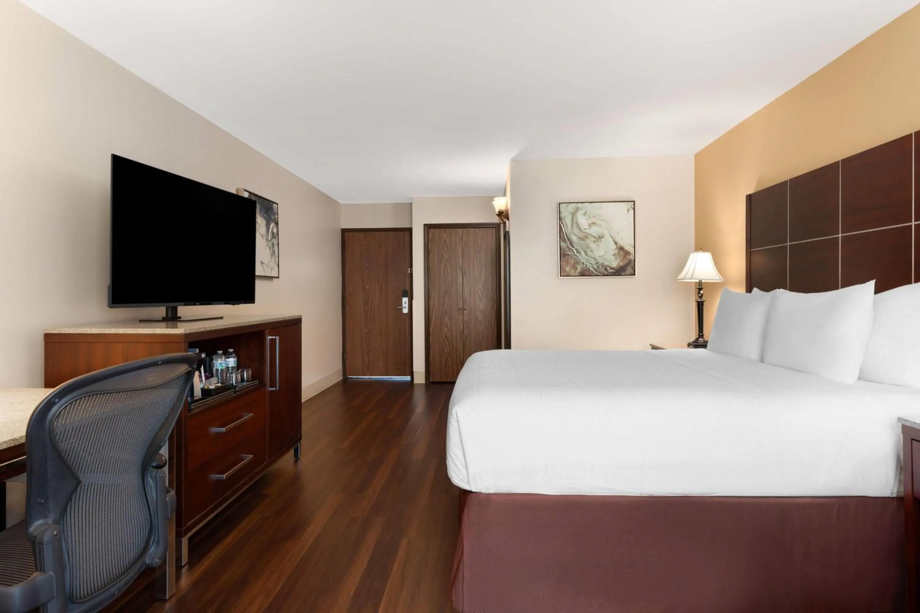 Photo of the whole room, Bed in Wyndham Riverfront Hotel