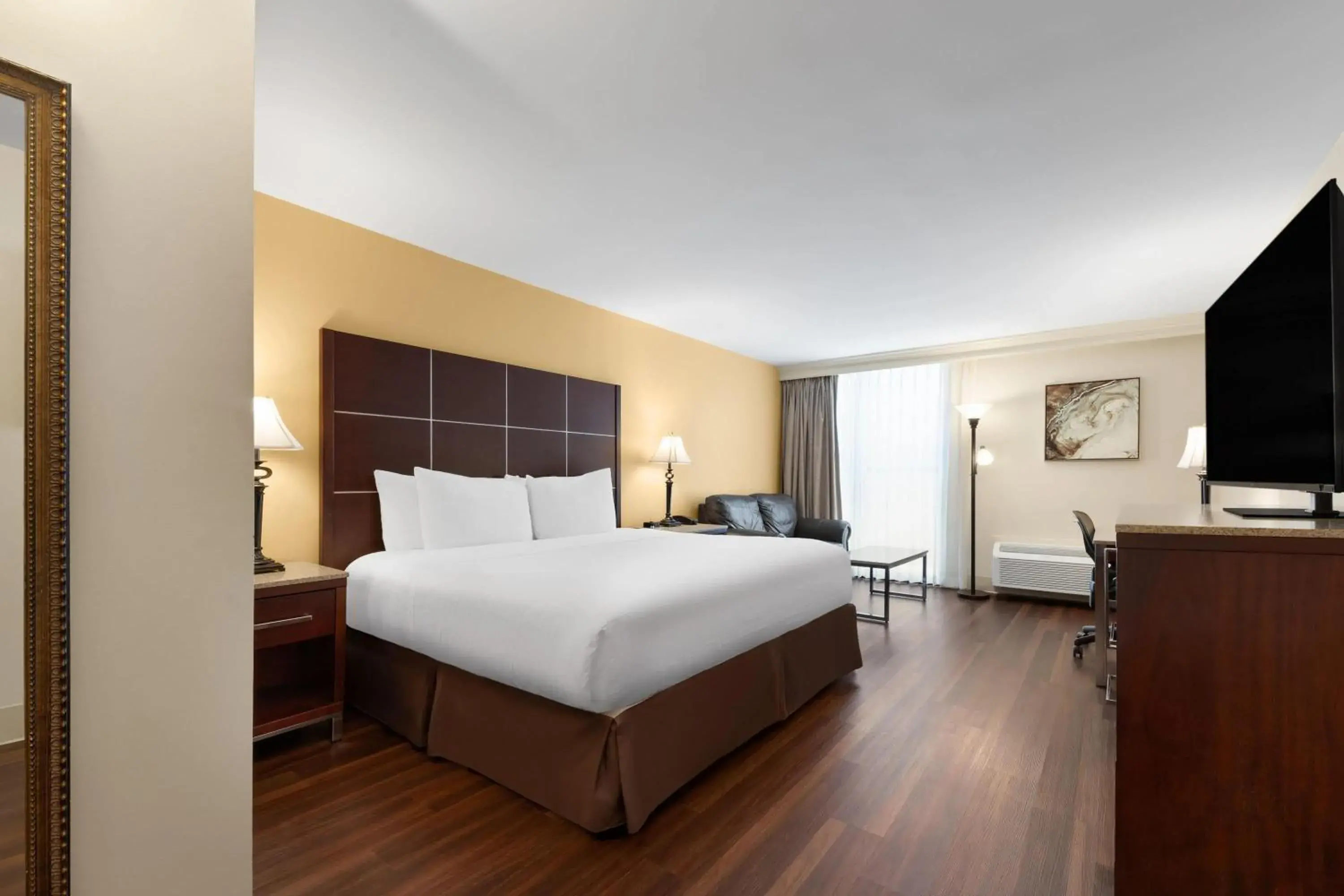 Deluxe King Room in Wyndham Riverfront Hotel Deluxe King Room in Wyndham Riverfront Hotel