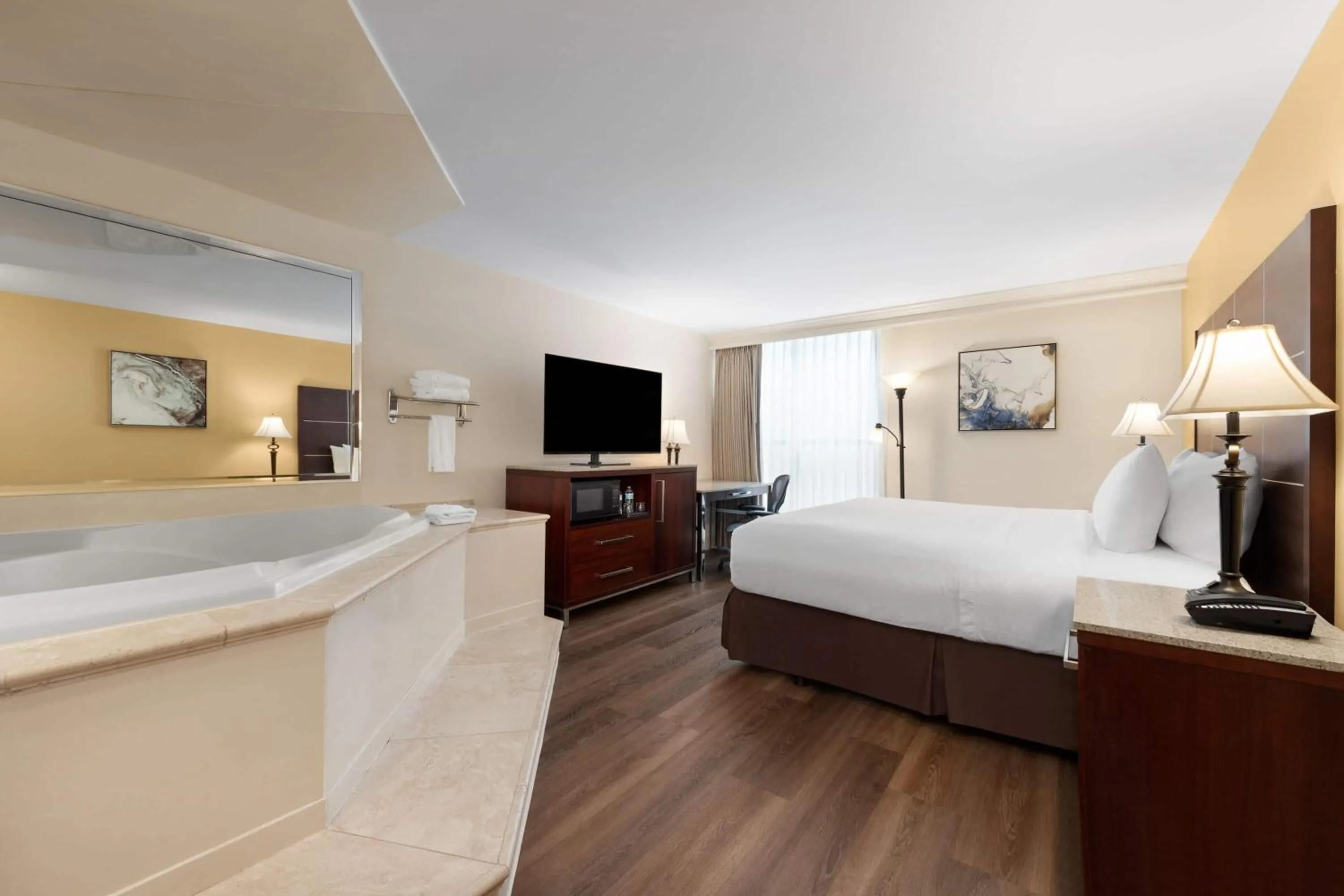 Bath, Bed in Wyndham Riverfront Hotel