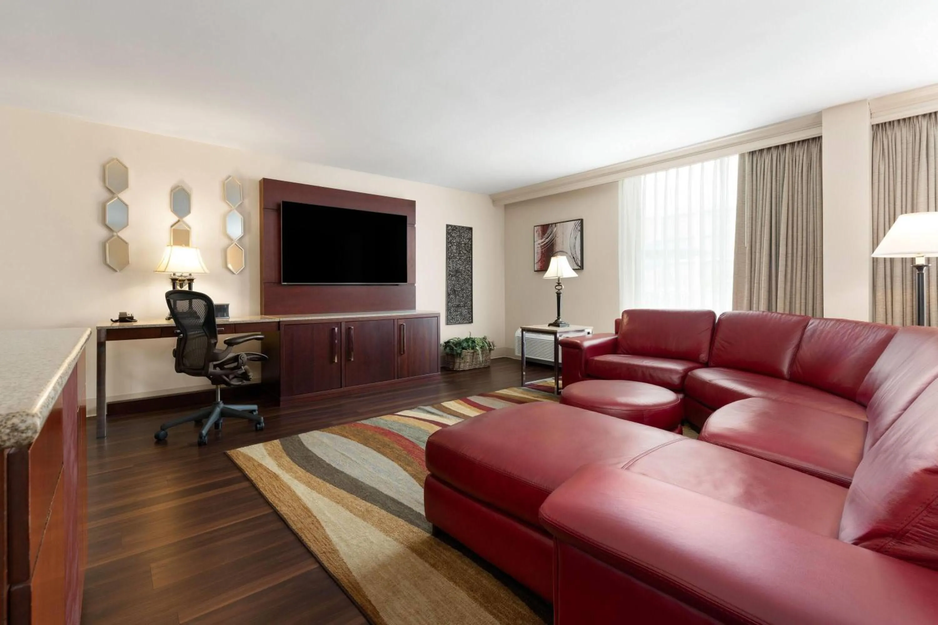 Seating area in Wyndham Riverfront Hotel