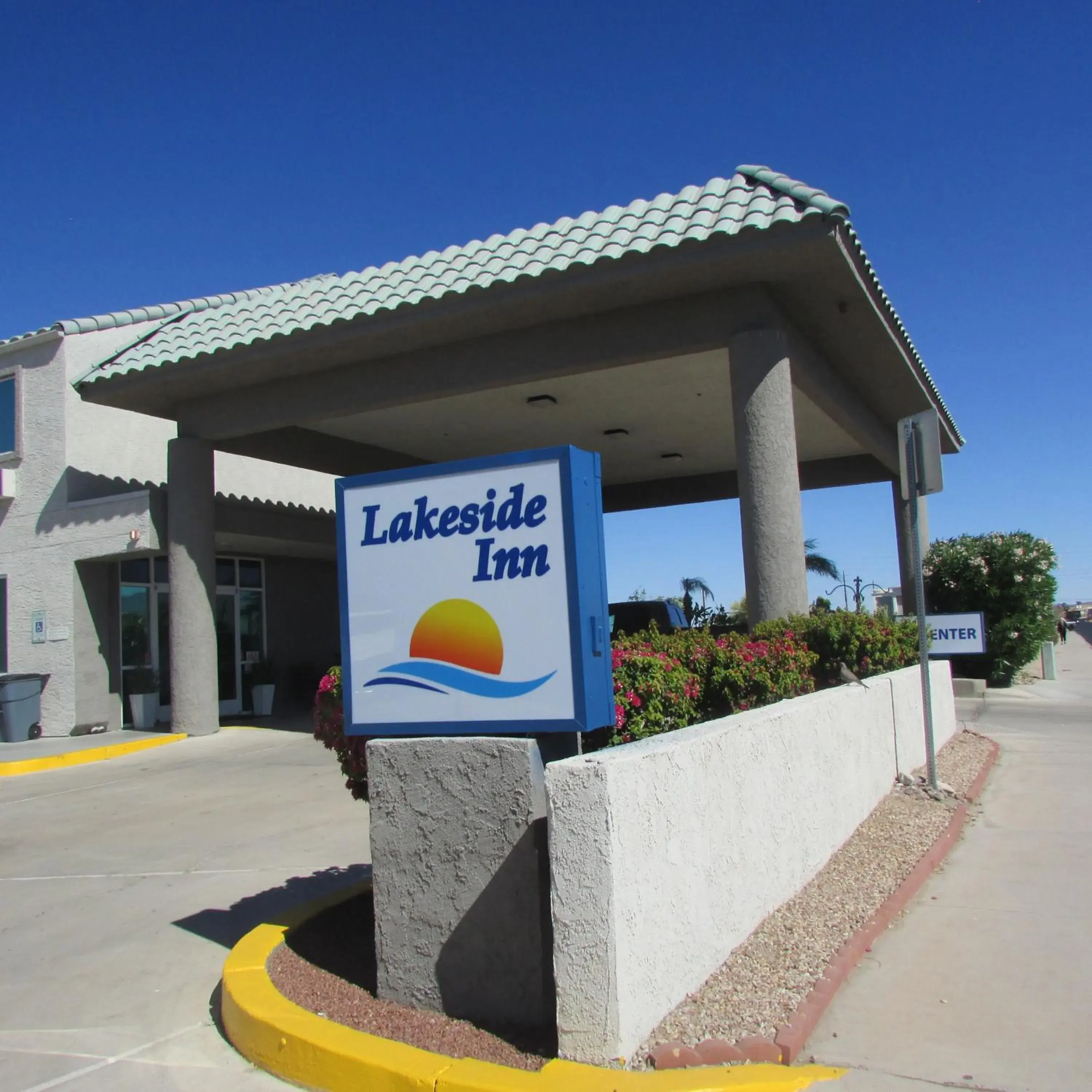 Property building in Lakeside Inn Lake Havasu City Property building in Lakeside Inn Lake Havasu City