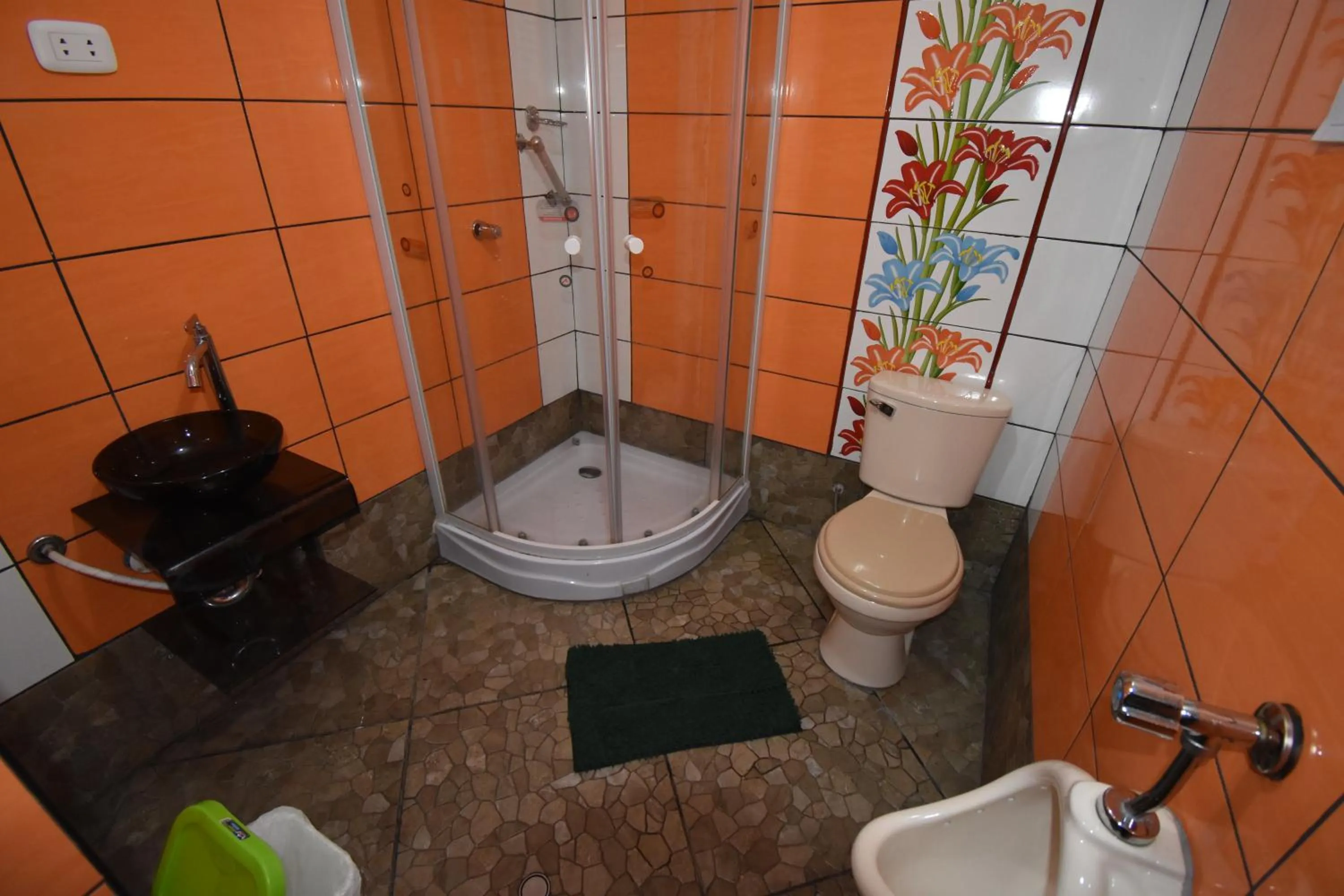 Shower in El Viajero Aeropuerto