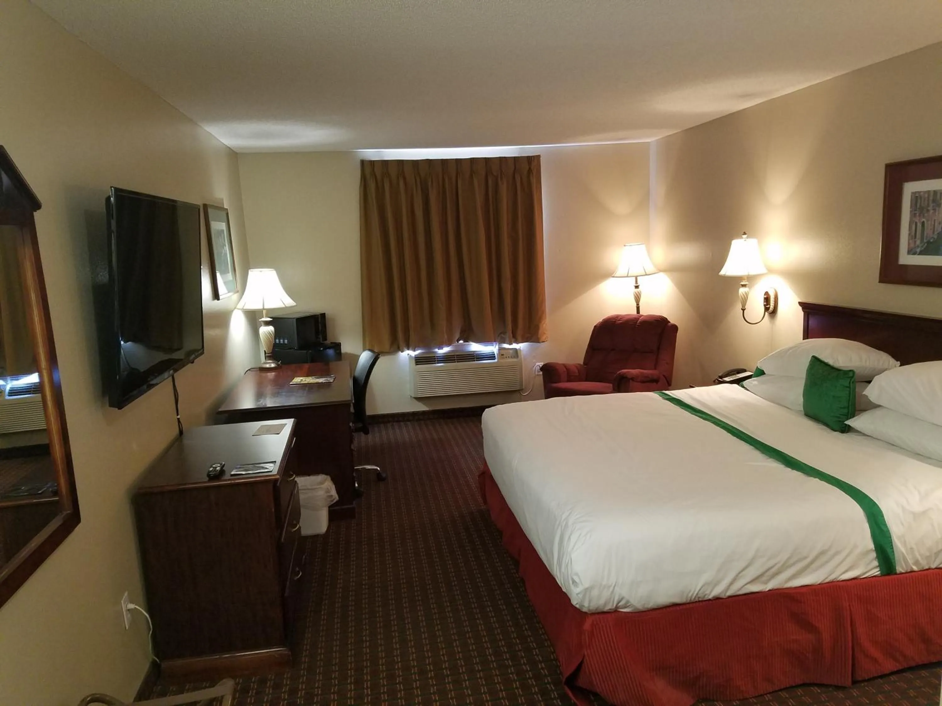 Photo of the whole room, Bed in Rest Inn Fort Smith