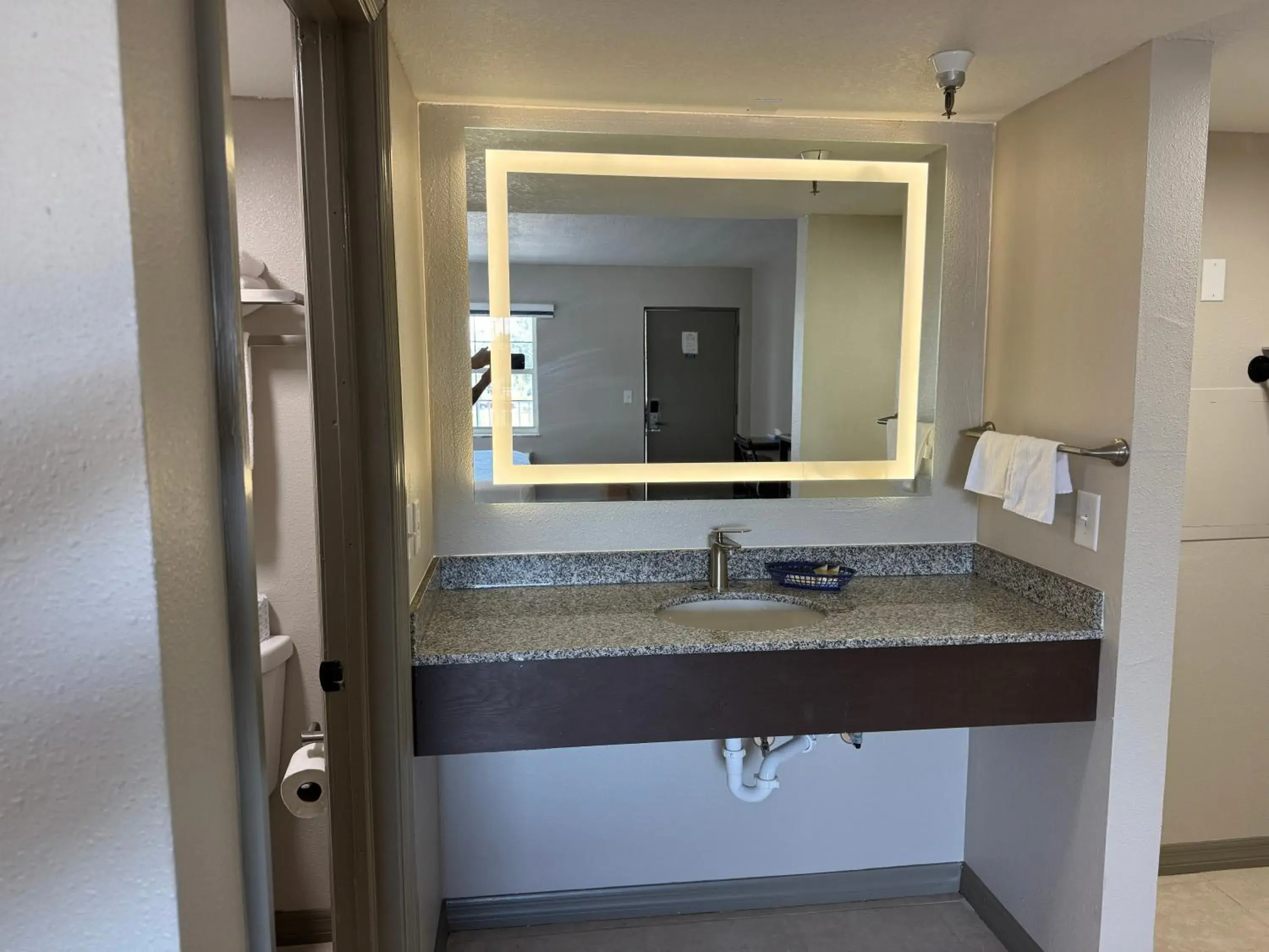 Queen Room with Two Queen Beds - Non-Smoking in Travelodge by Wyndham Venice Queen Room with Two Queen Beds - Non-Smoking in Travelodge by Wyndham Venice