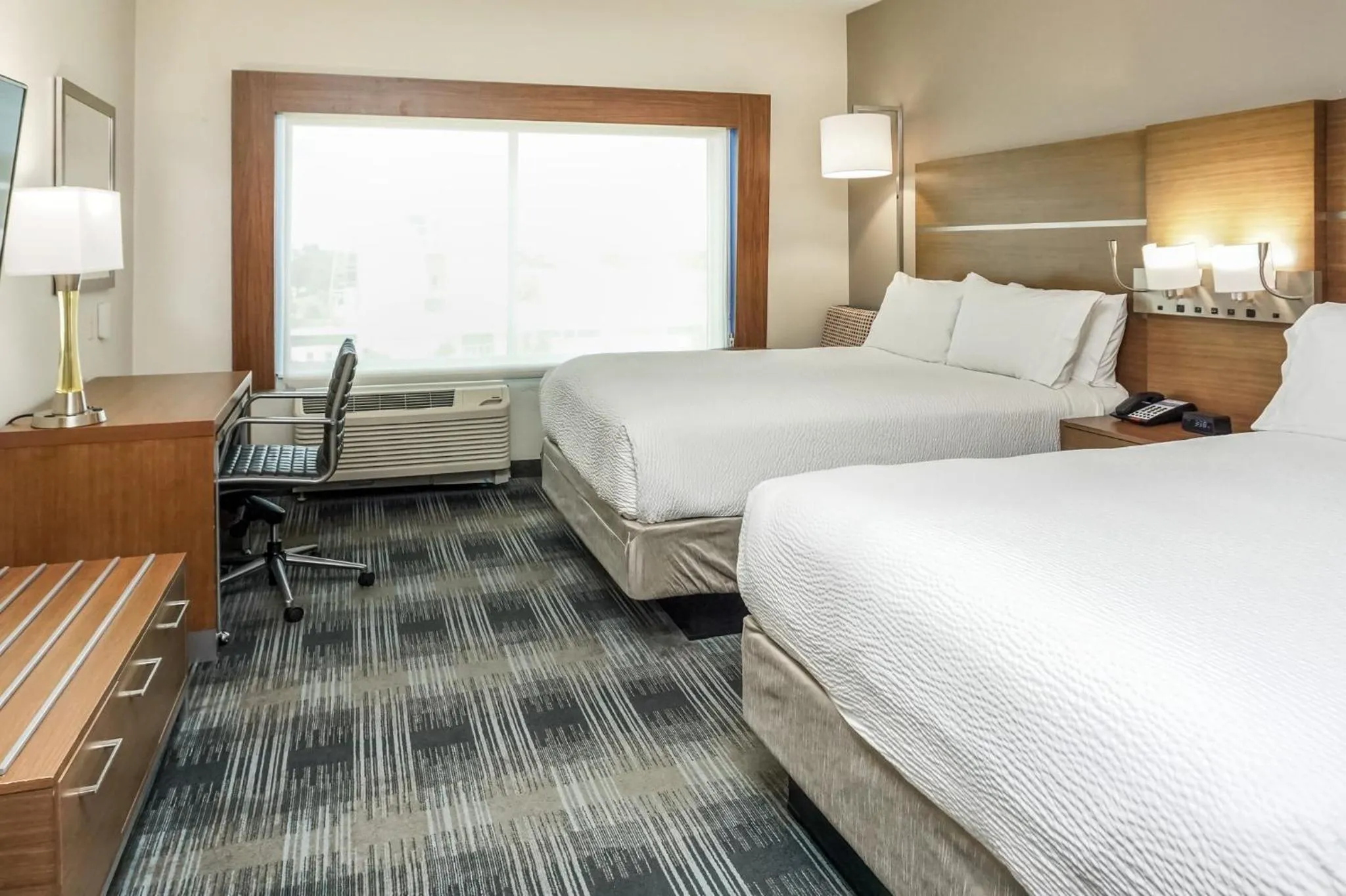 Photo of the whole room, Bed in Holiday Inn Express & Suites - Houston Westchase - Westheimer by IHG