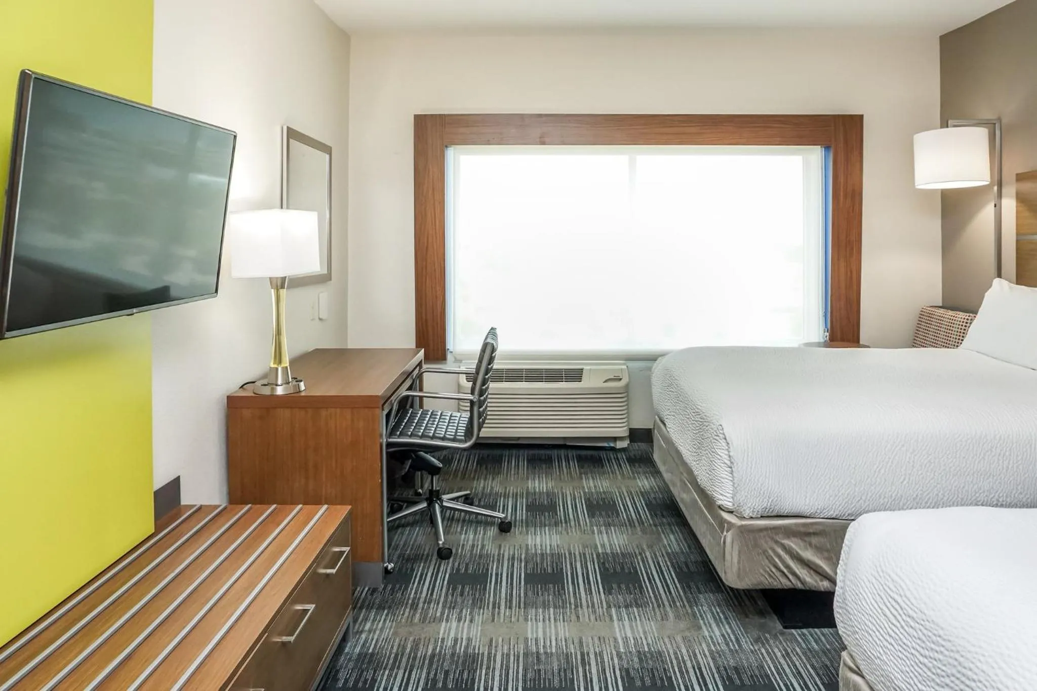 Photo of the whole room, Bed in Holiday Inn Express & Suites - Houston Westchase - Westheimer by IHG