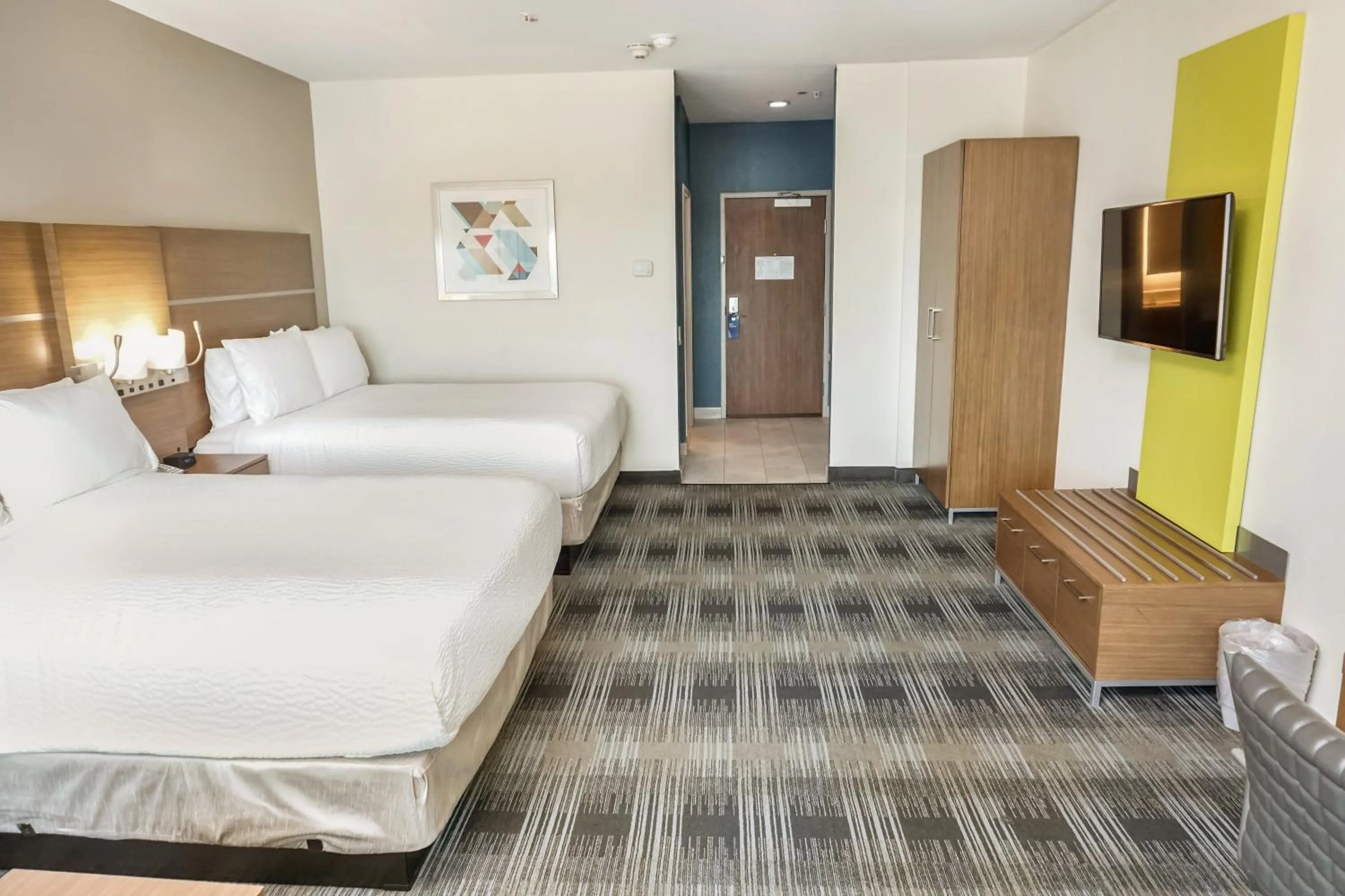 Swimming pool, Bed in Holiday Inn Express & Suites - Houston Westchase - Westheimer by IHG