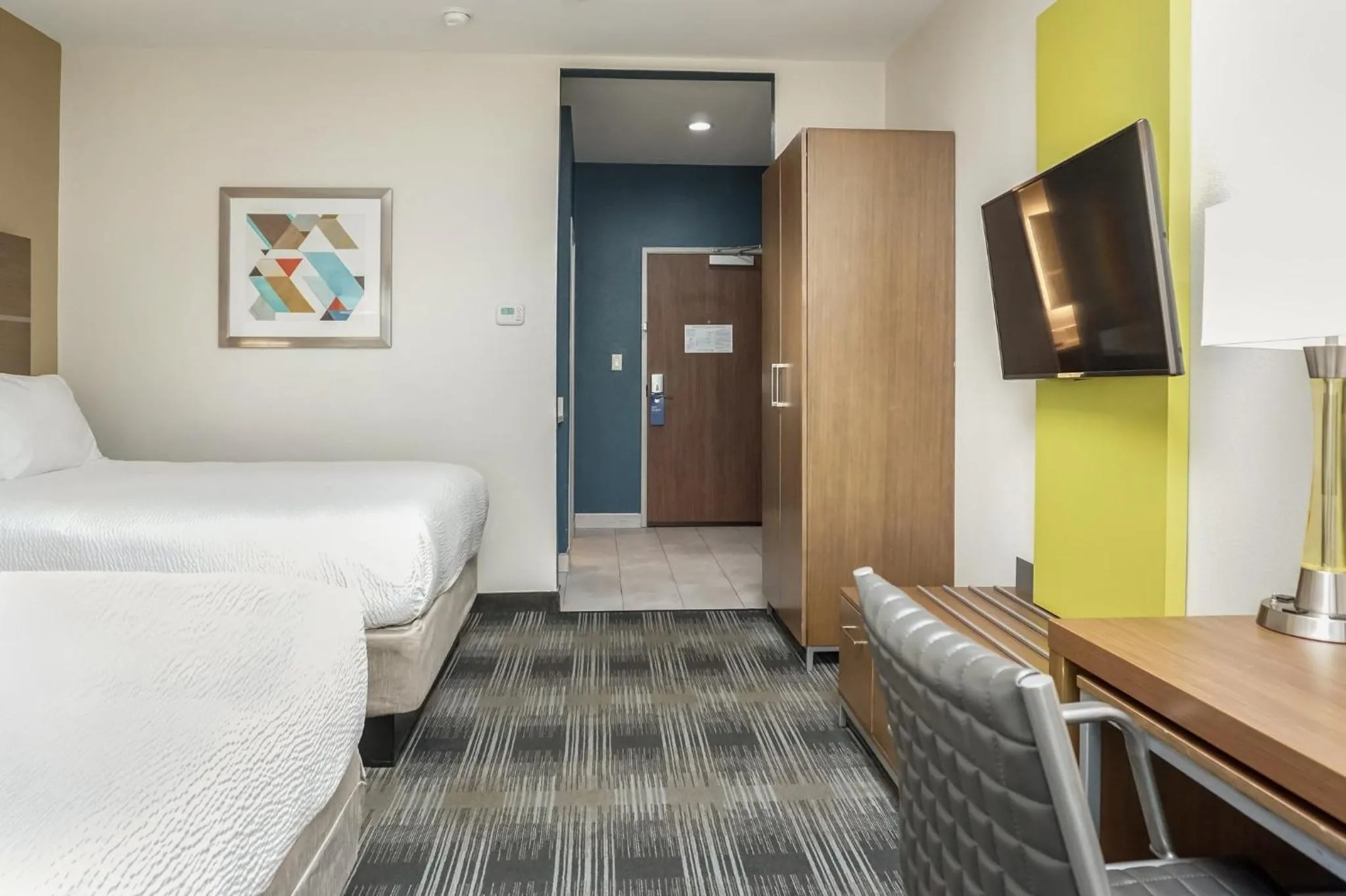Photo of the whole room, Bed in Holiday Inn Express & Suites - Houston Westchase - Westheimer by IHG