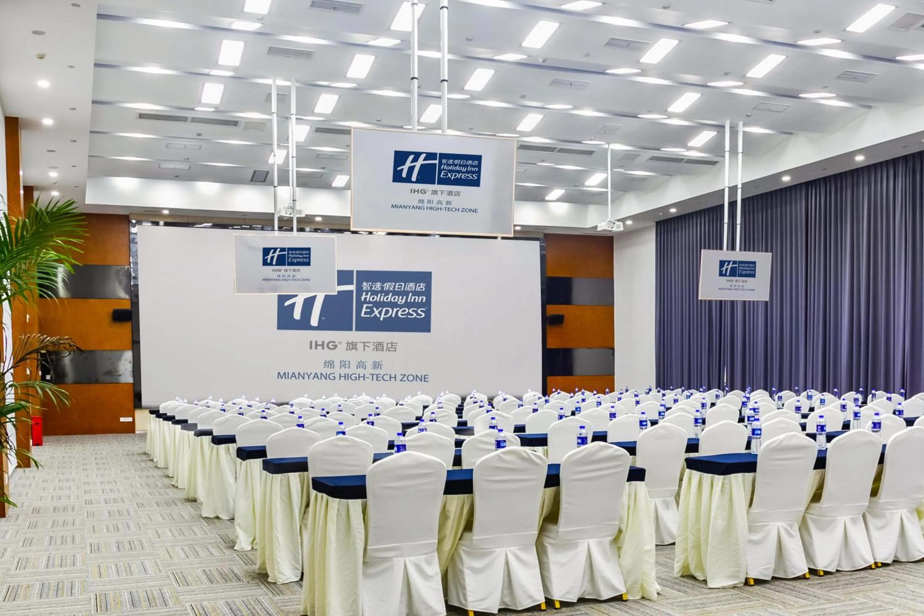 Meeting/conference room in Holiday Inn Express Mianyang High-Tech Zone by IHG