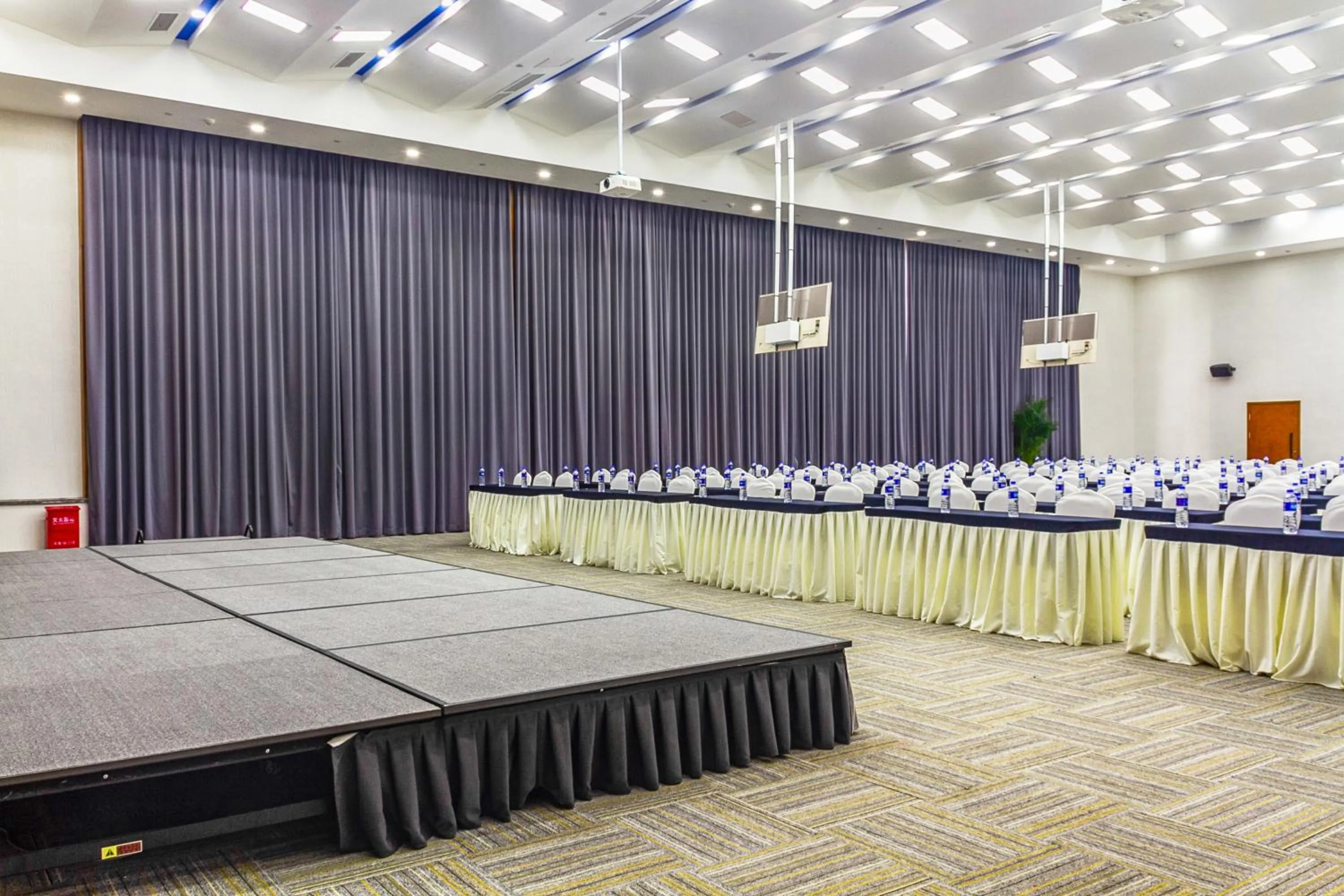Meeting/conference room in Holiday Inn Express Mianyang High-Tech Zone by IHG