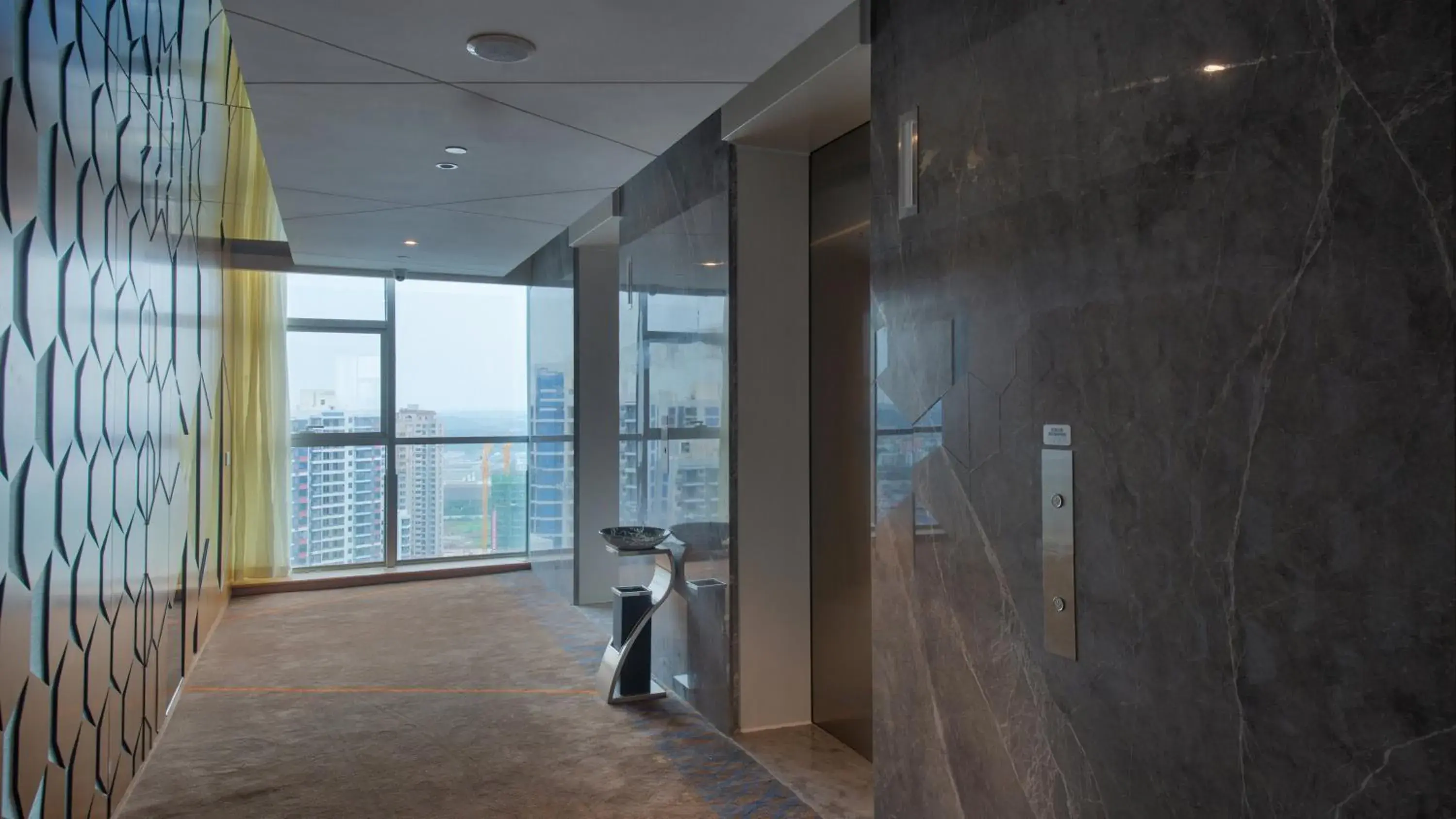 Lobby or reception in Holiday Inn Express Mianyang High-Tech Zone by IHG Lobby or reception in Holiday Inn Express Mianyang High-Tech Zone by IHG