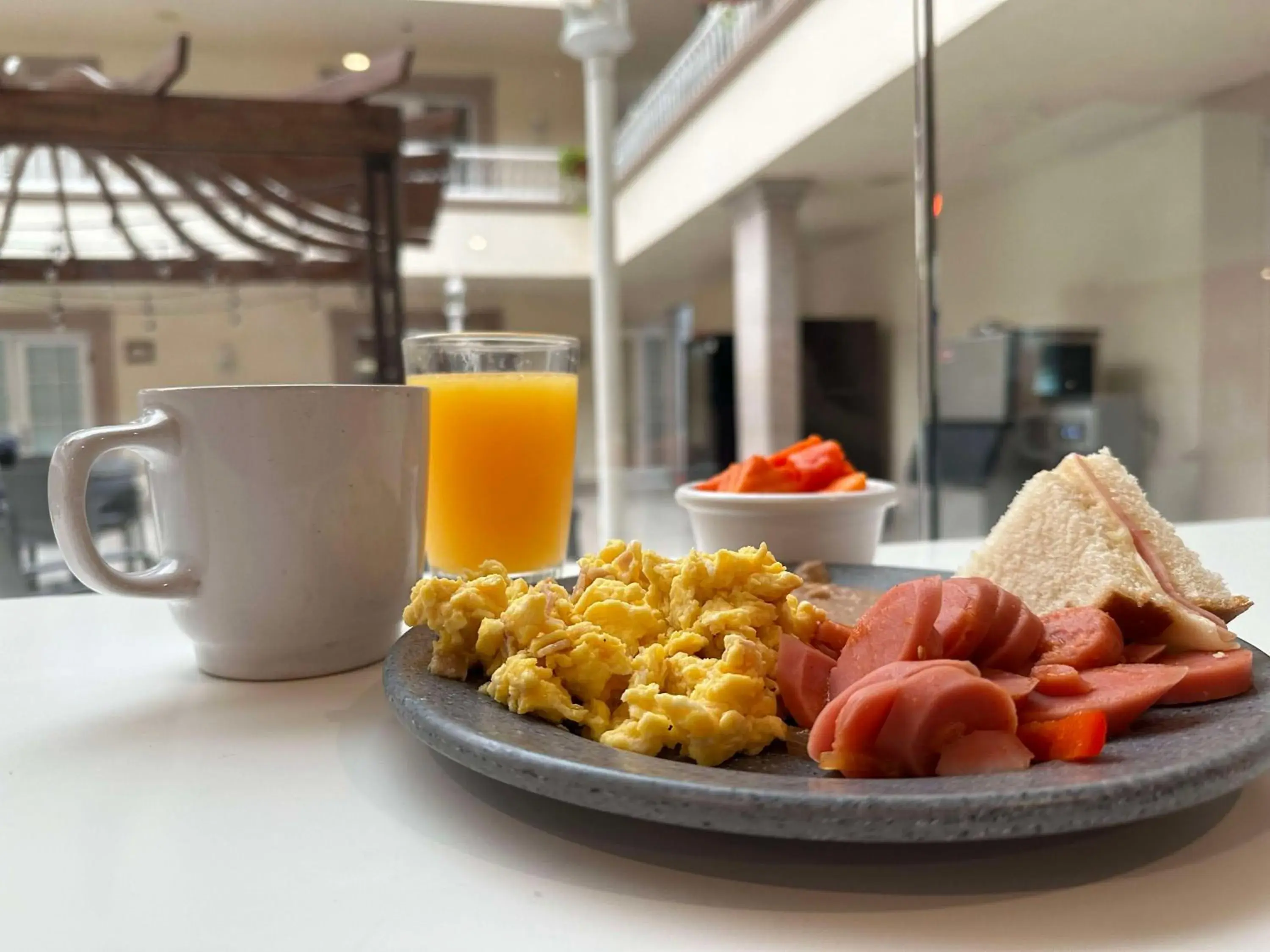 Food and drinks in Best Western PLUS Monterrey Colón Food and drinks in Best Western PLUS Monterrey Colón