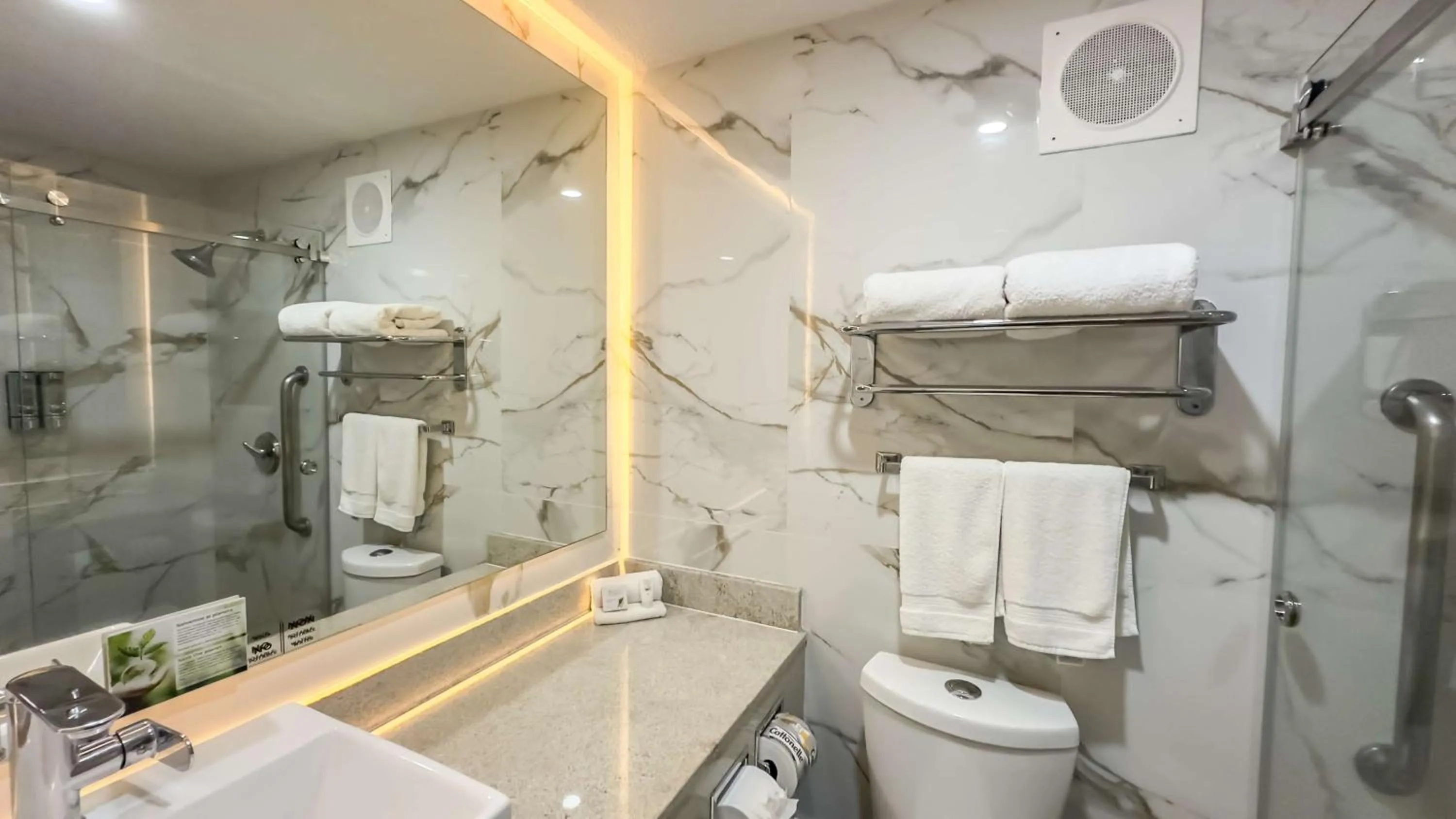 Bathroom in Best Western PLUS Monterrey Colón