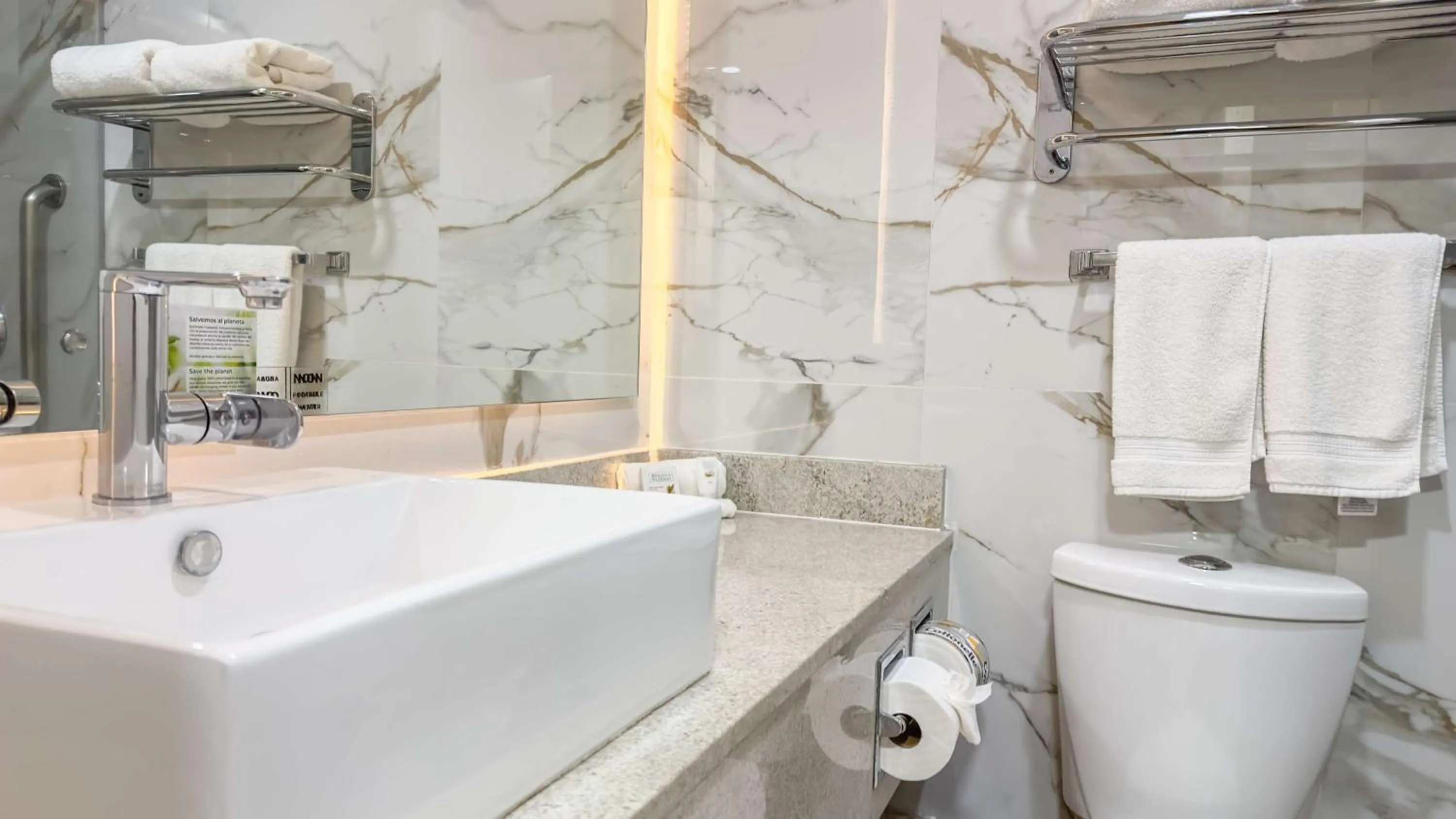 Bathroom in Best Western PLUS Monterrey Colón