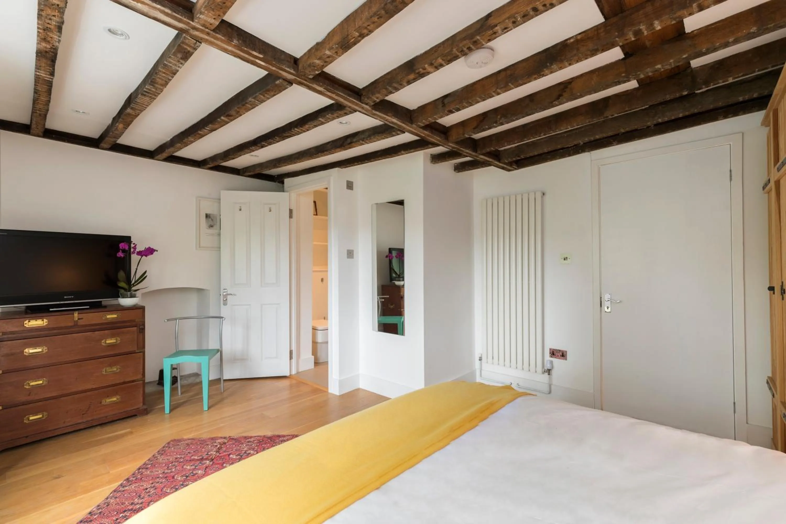Bedroom, Bed in AVAL Spacious and chic flat in Angel