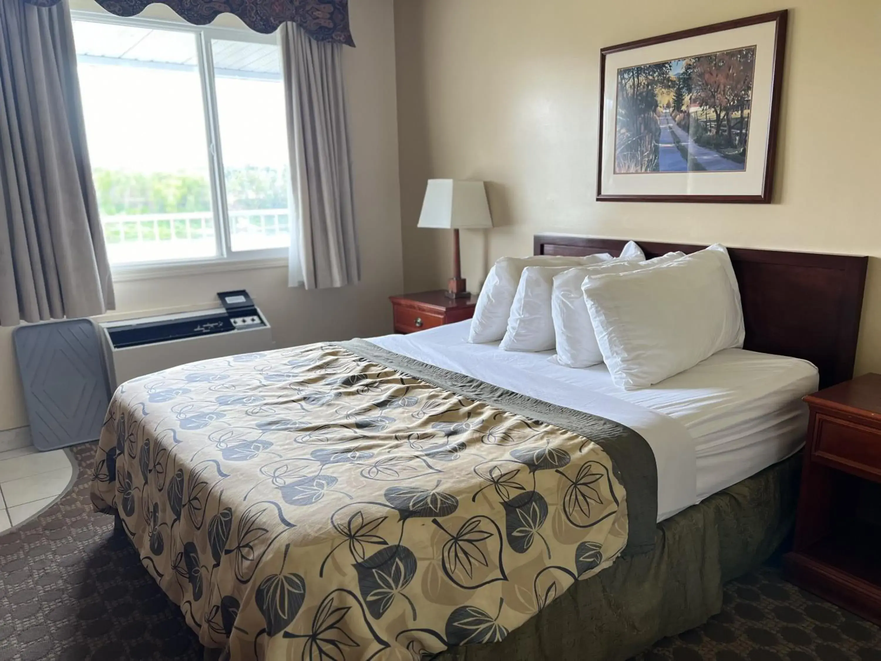 Bed in Travelodge by Wyndham Drumheller AB Bed in Travelodge by Wyndham Drumheller AB