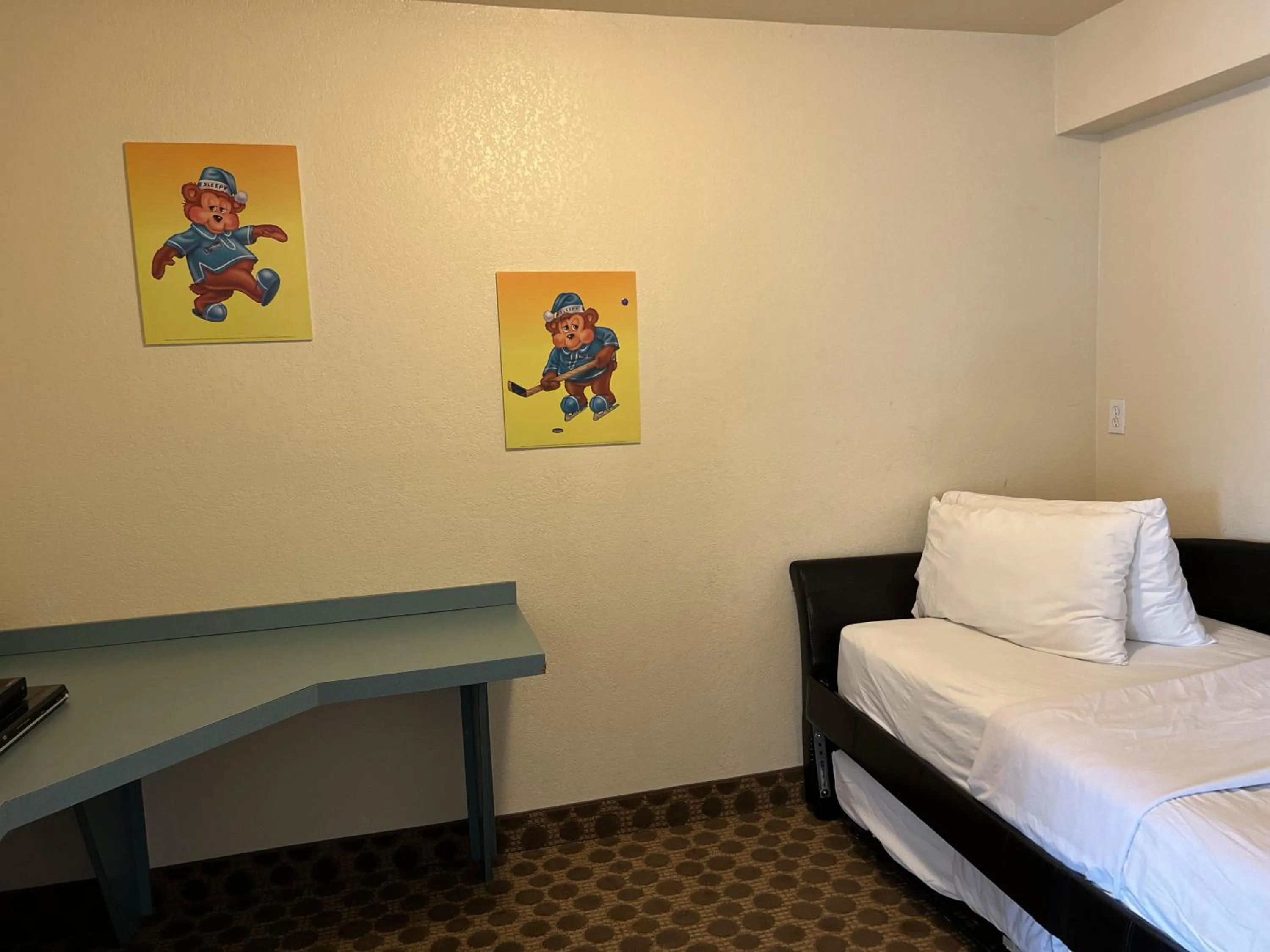Bed in Travelodge by Wyndham Drumheller AB