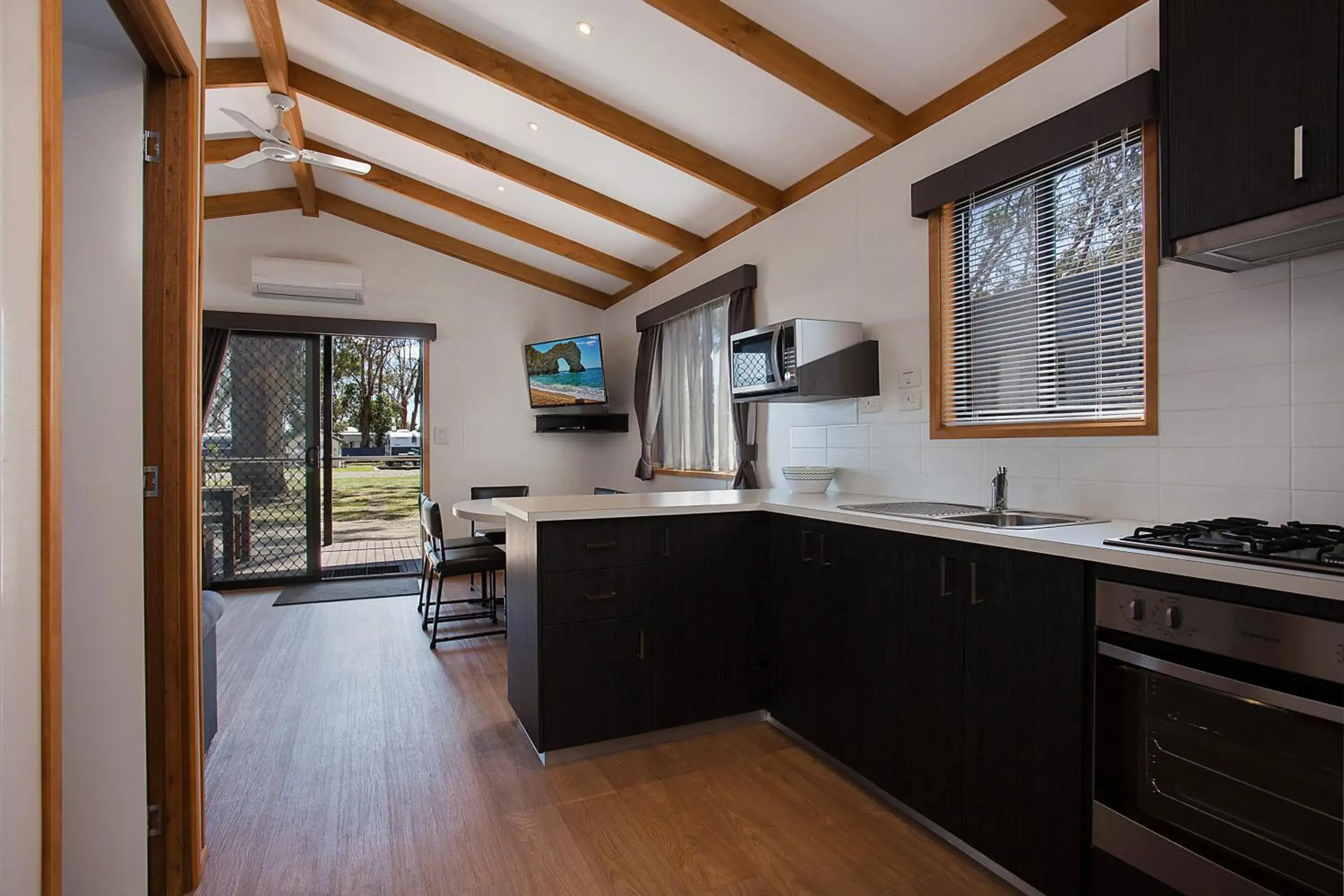 Superior Two-Bedroom Cabin (Queen & Double) in Portland Tourist Park Superior Two-Bedroom Cabin (Queen & Double) in Portland Tourist Park