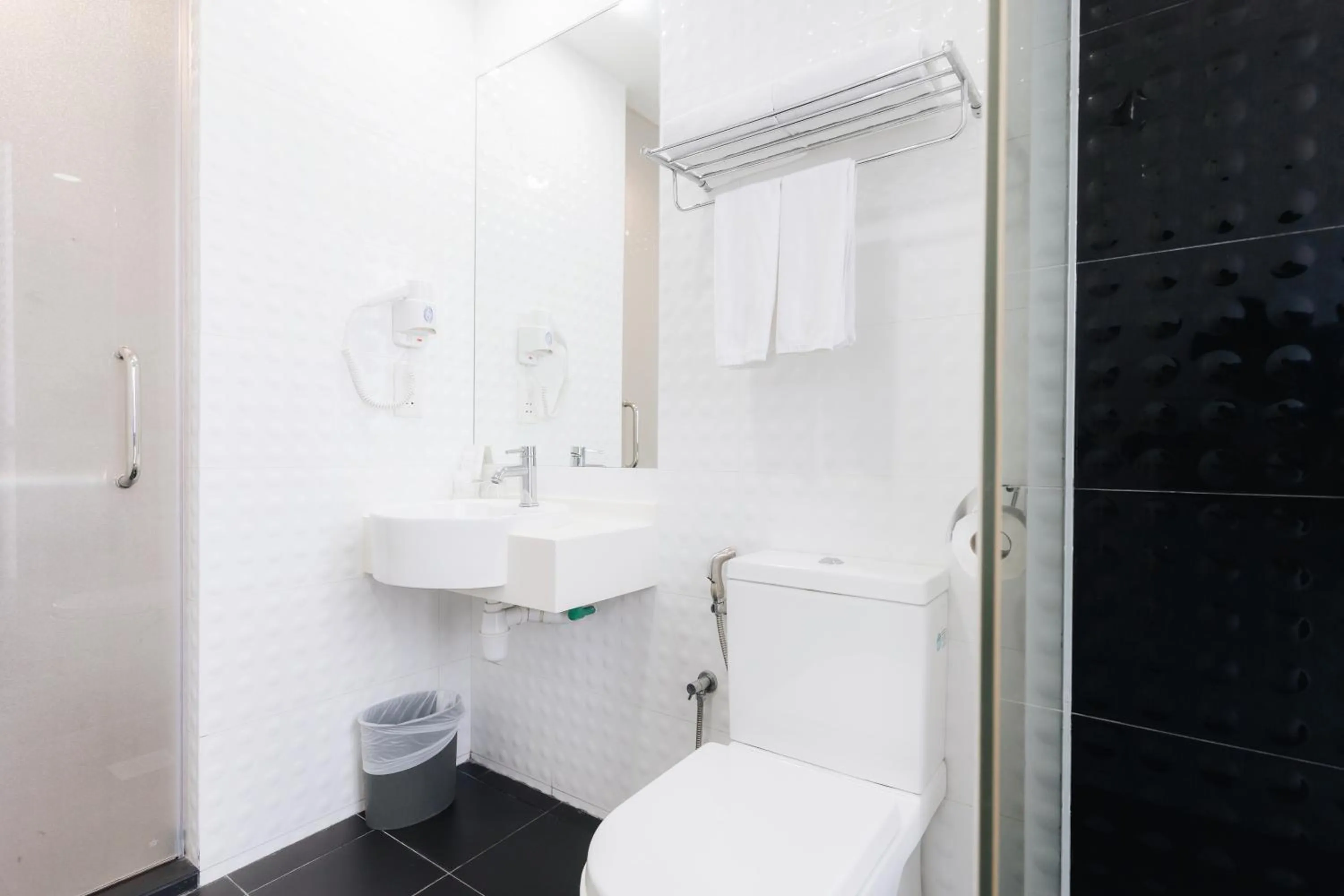 Shower in Santa Grand Hotel East Coast a NuVe Group Collection