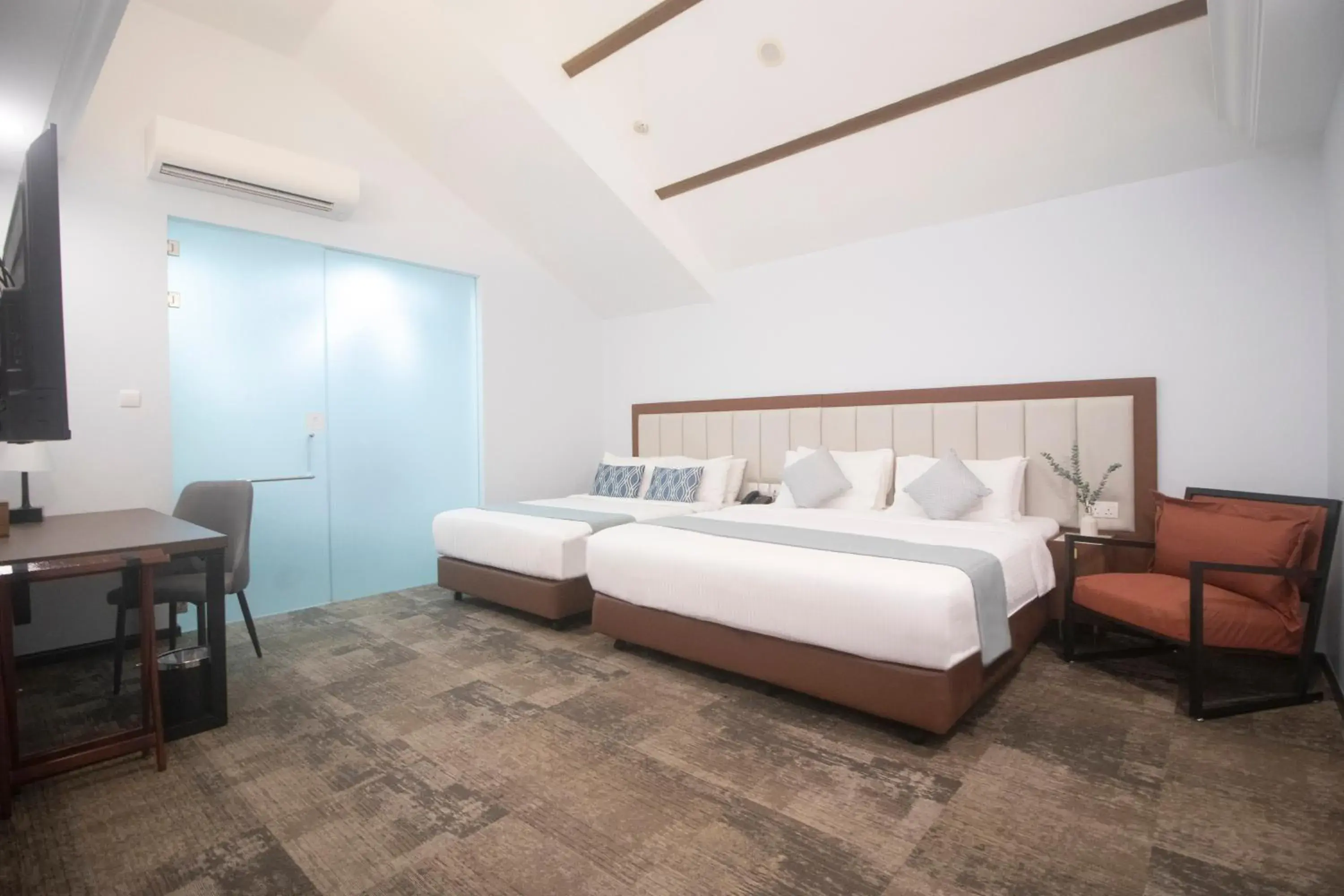 Quad Room with Skylight & Bathtub in Santa Grand Hotel East Coast a NuVe Group Collection Quad Room with Skylight & Bathtub in Santa Grand Hotel East Coast a NuVe Group Collection