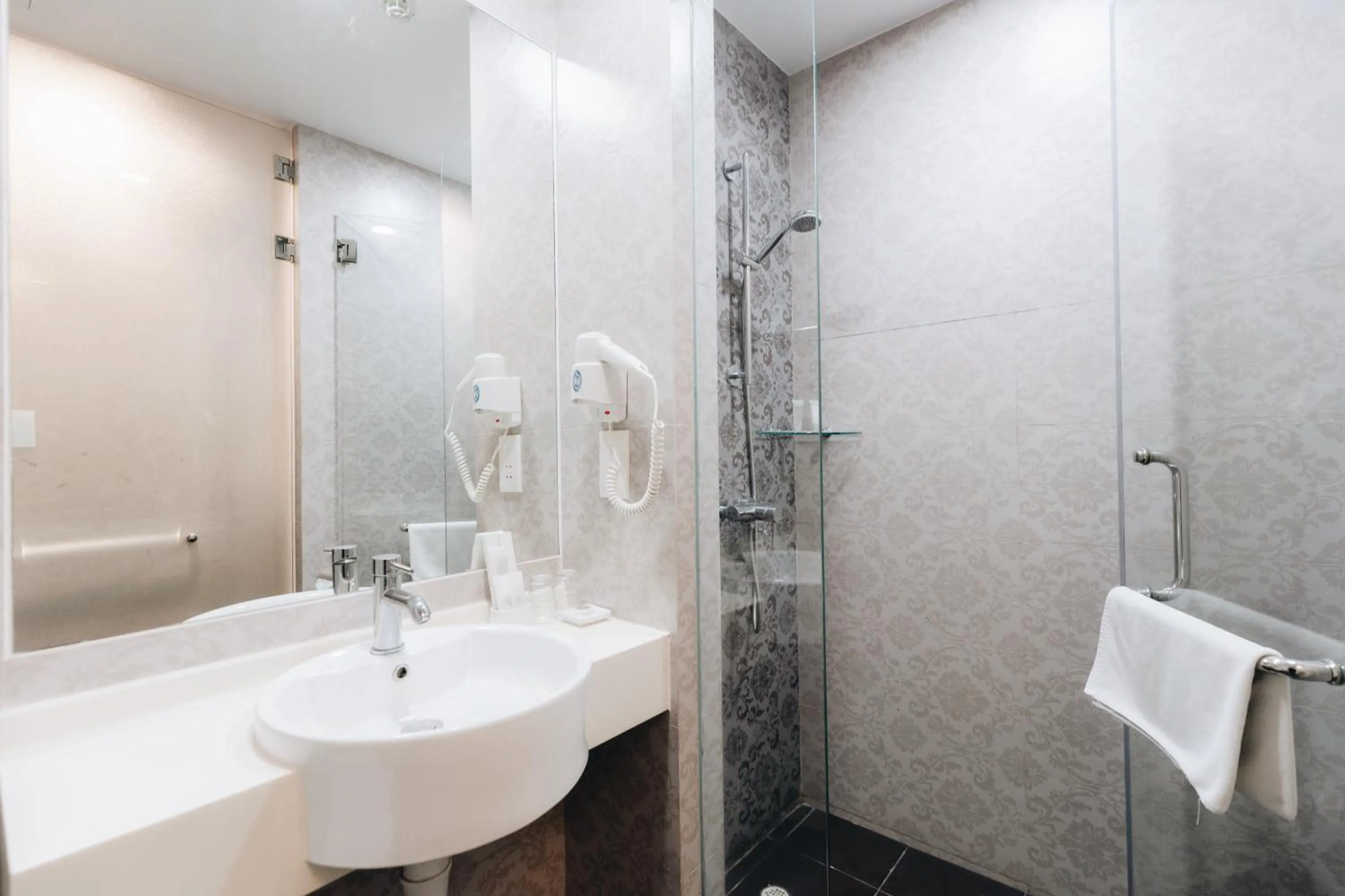 Shower in Santa Grand Hotel East Coast a NuVe Group Collection