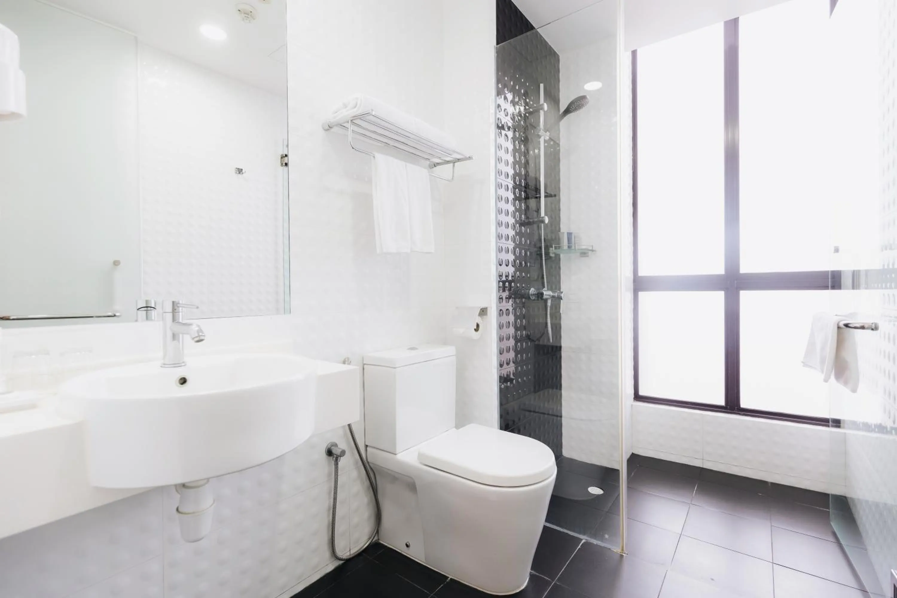 Shower in Santa Grand Hotel East Coast a NuVe Group Collection