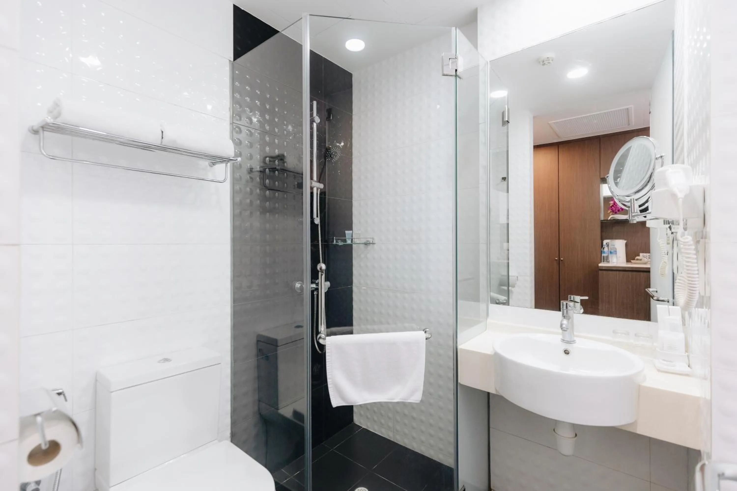 Shower in Santa Grand Hotel East Coast a NuVe Group Collection