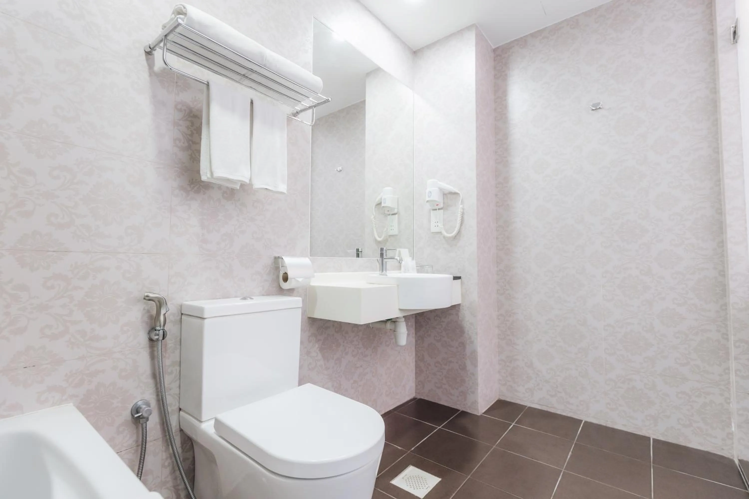 Shower in Santa Grand Hotel East Coast a NuVe Group Collection