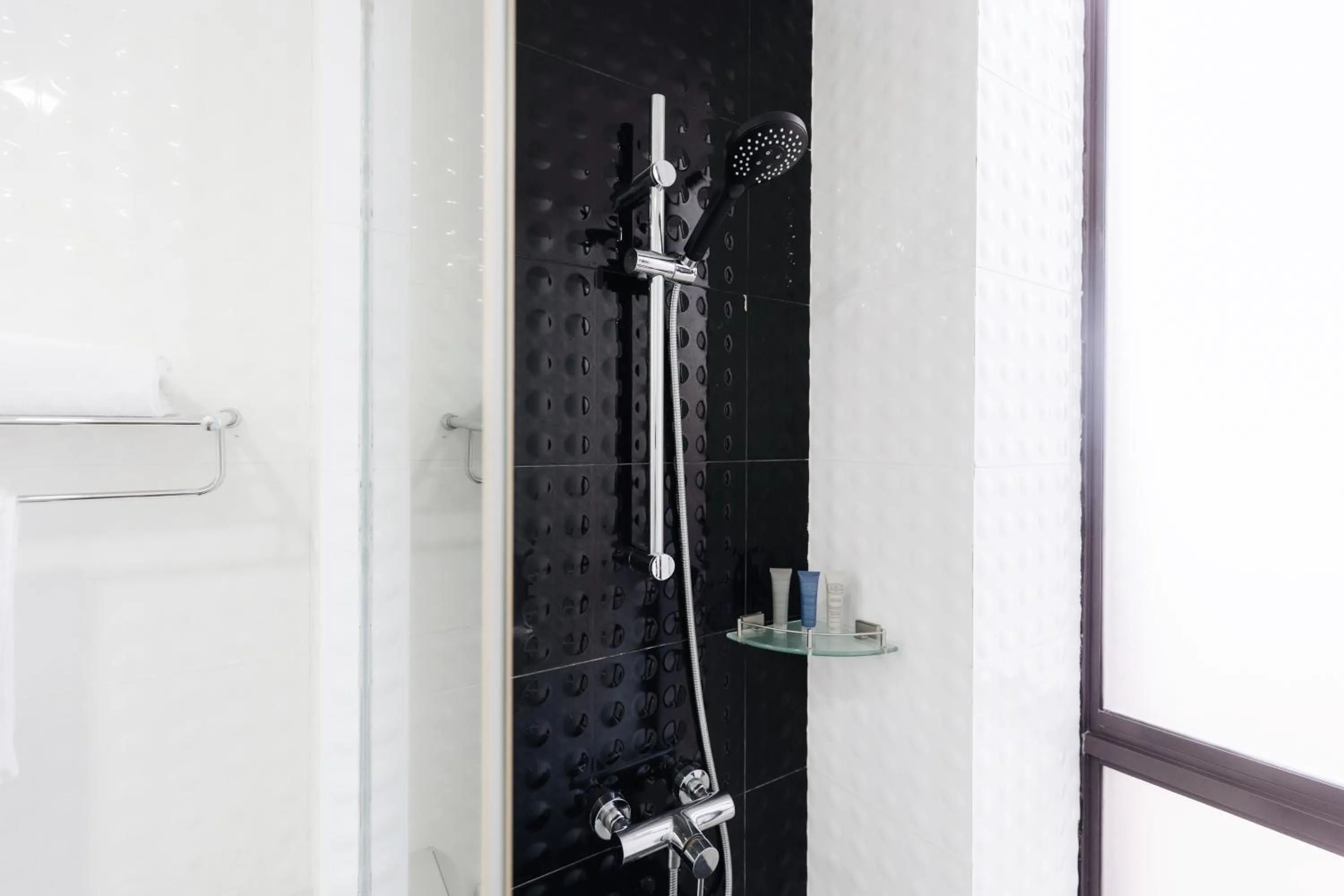 Shower in Santa Grand Hotel East Coast a NuVe Group Collection