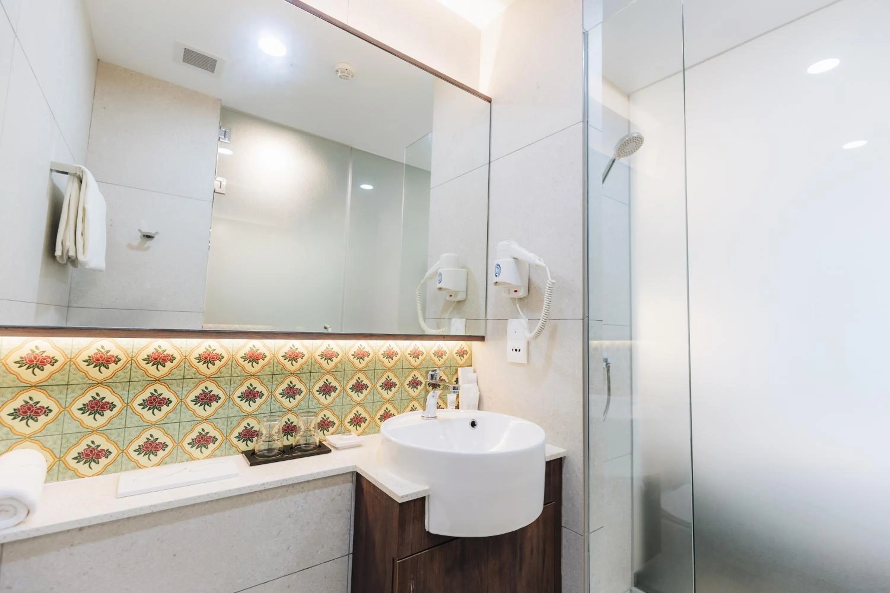 Shower in Santa Grand Hotel East Coast a NuVe Group Collection