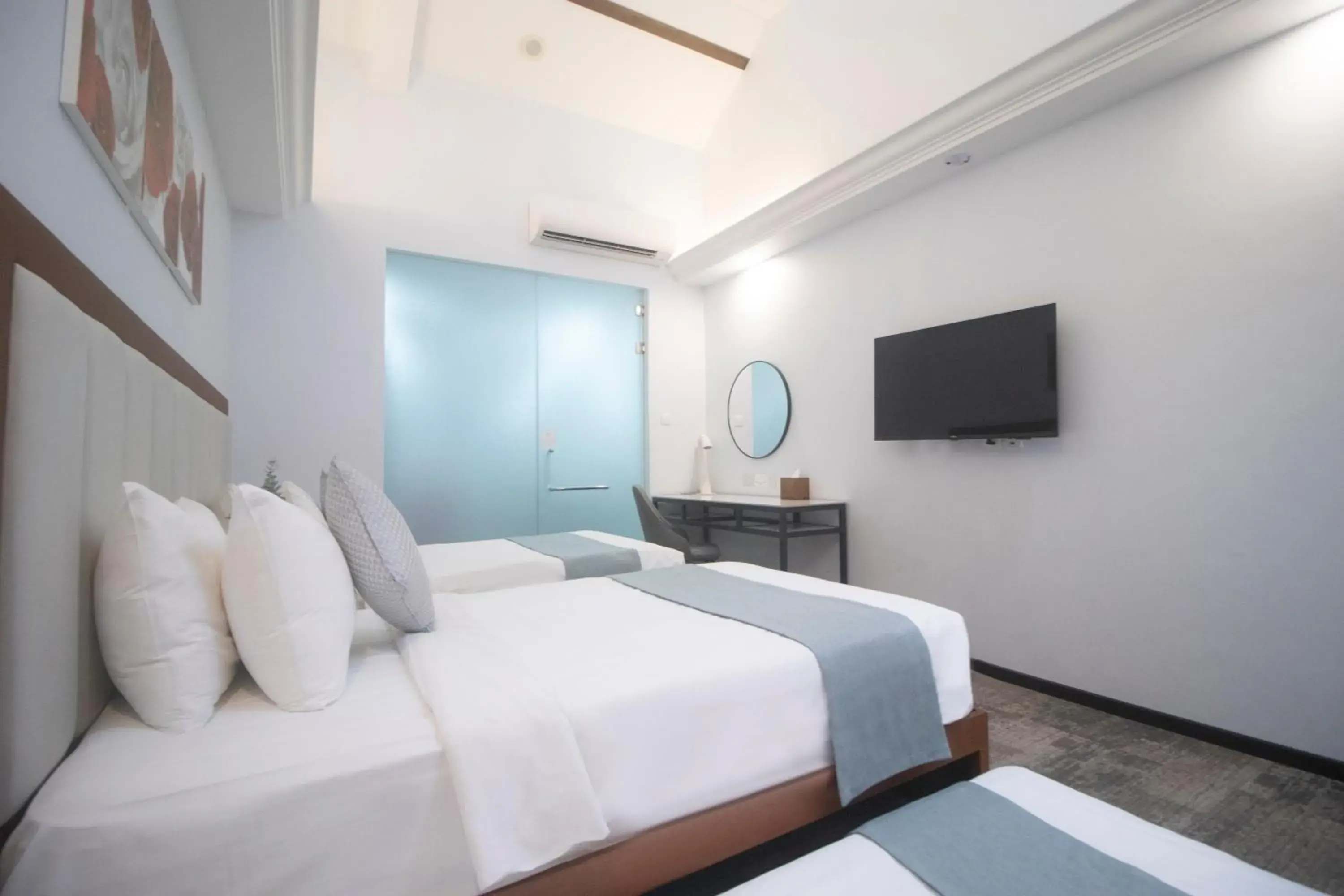 Triple room with Skylight and Bathtub in Santa Grand Hotel East Coast a NuVe Group Collection Triple room with Skylight and Bathtub in Santa Grand Hotel East Coast a NuVe Group Collection