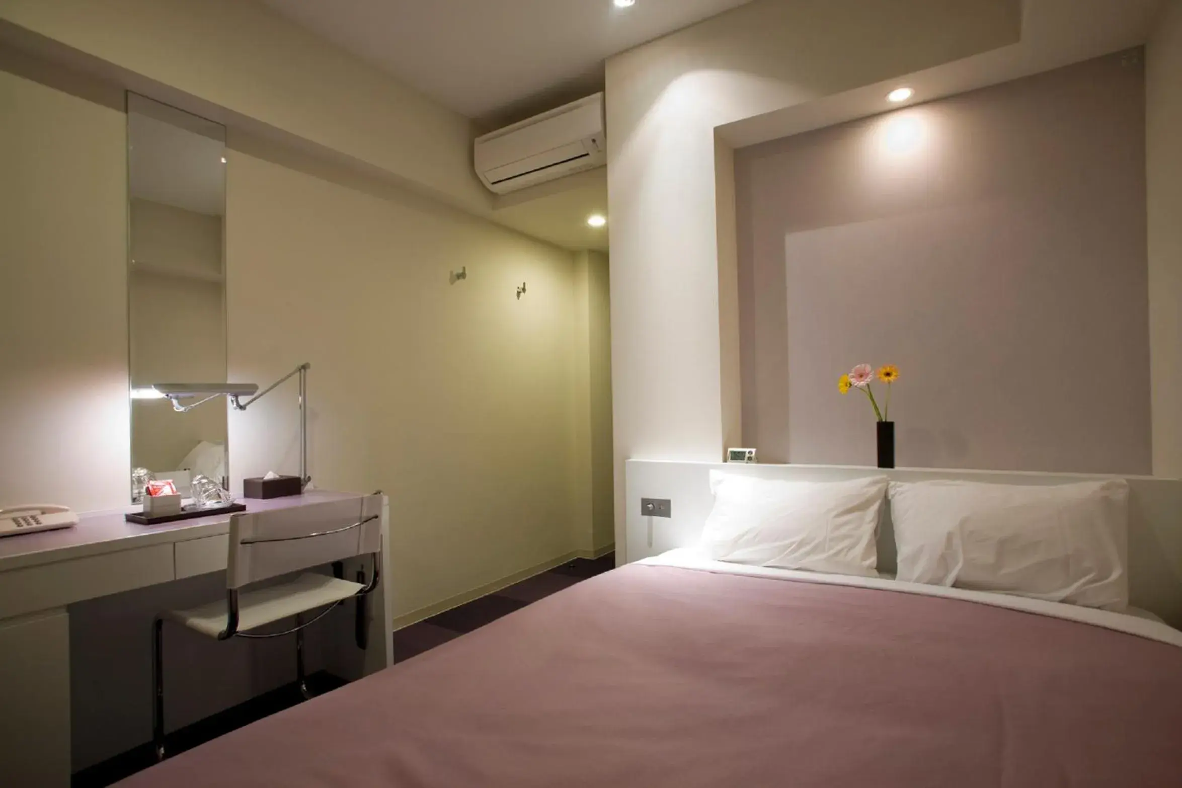 Photo of the whole room, Bed in Hotel Mid In Meguro Ekimae Photo of the whole room, Bed in Hotel Mid In Meguro Ekimae