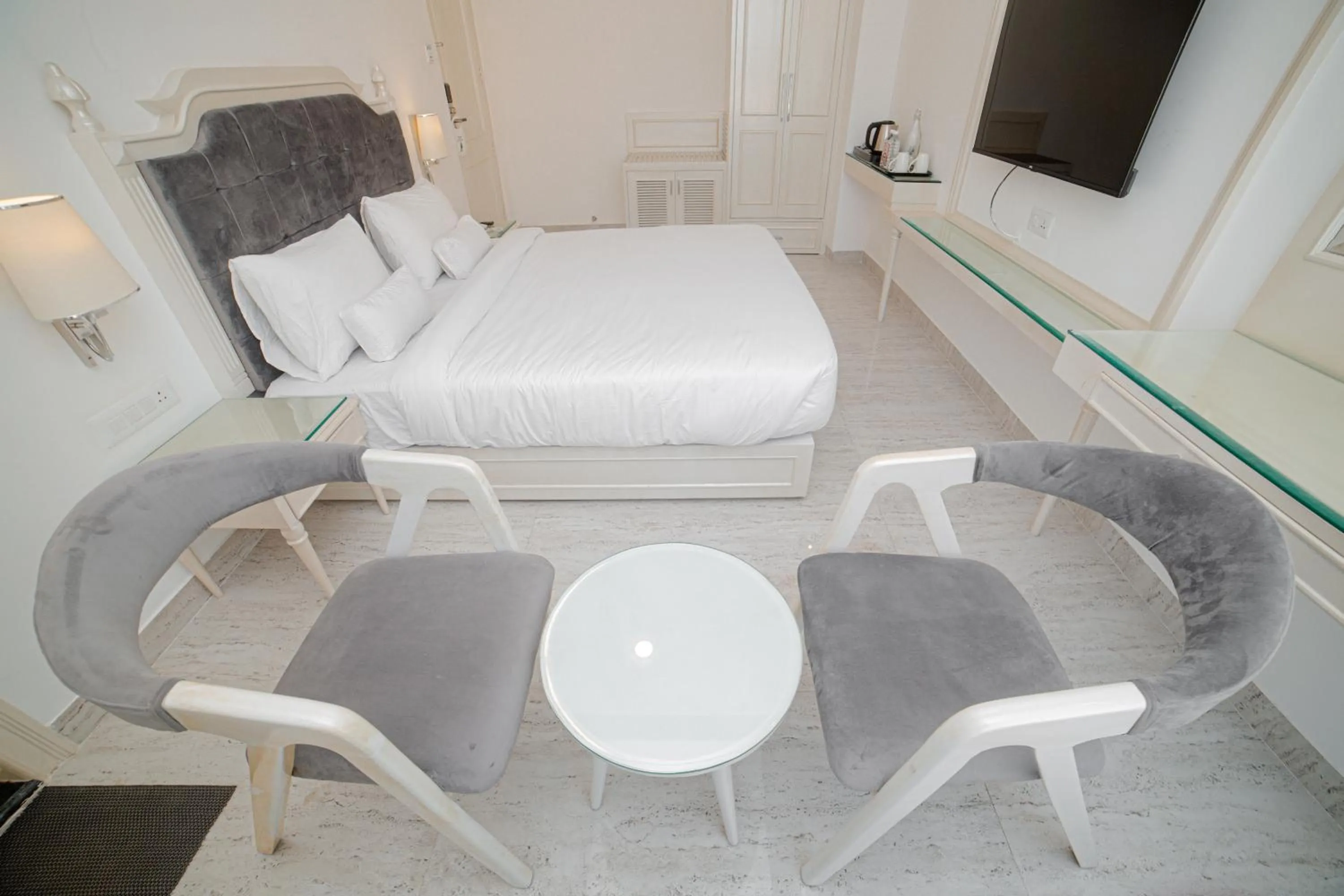 Bed in Pearl Courtyard