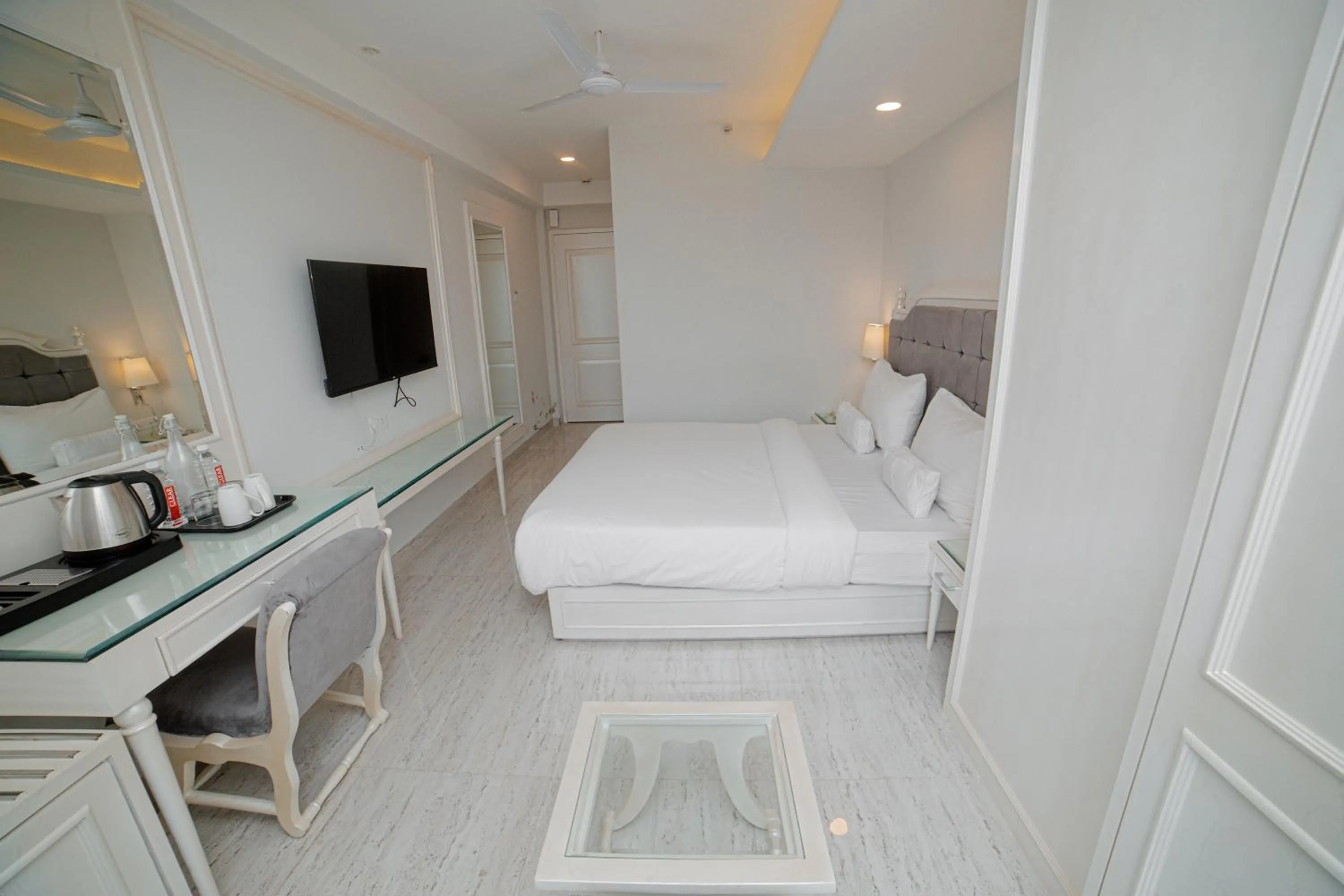 Photo of the whole room, Bed in Pearl Courtyard