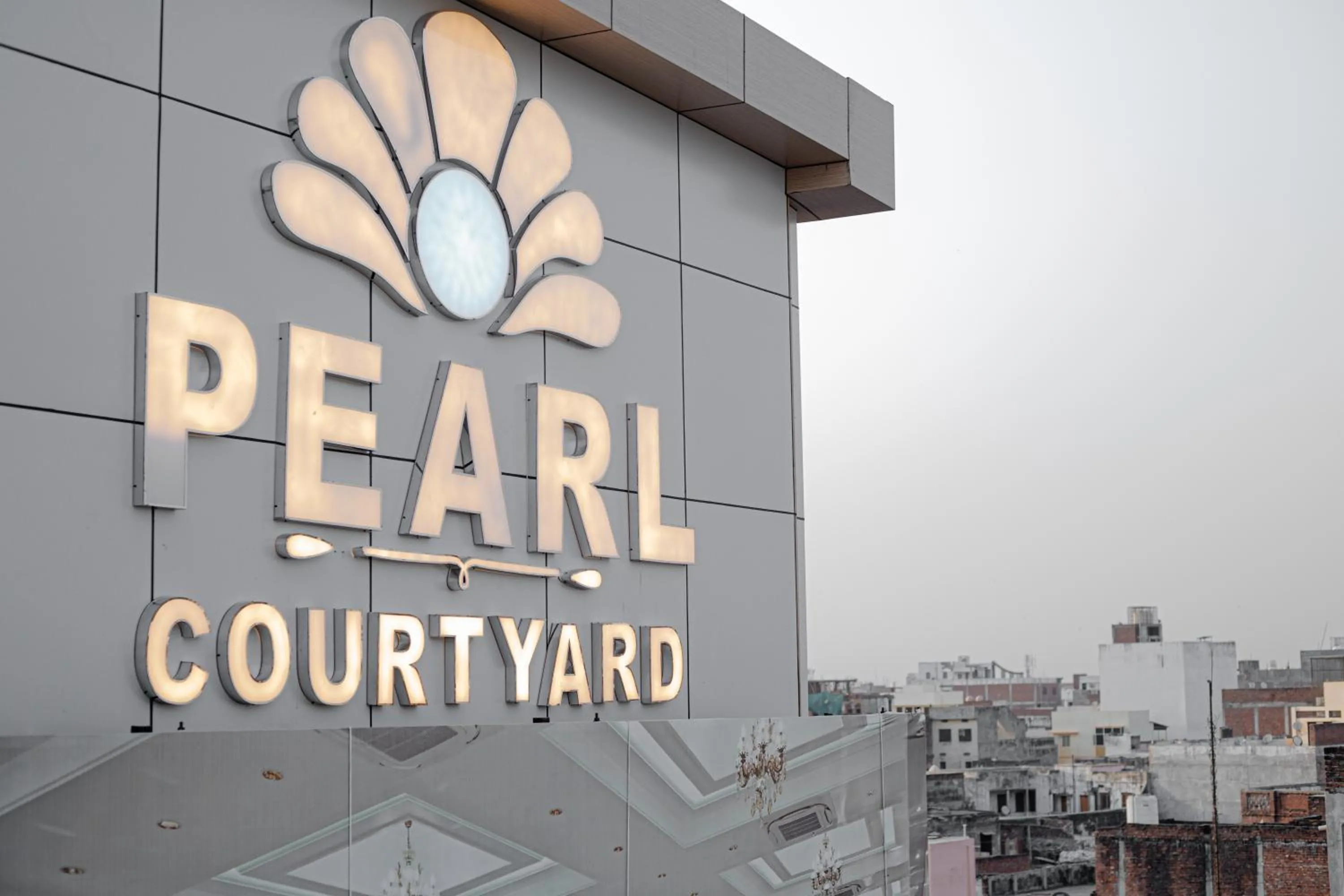 currency exchange in Pearl Courtyard