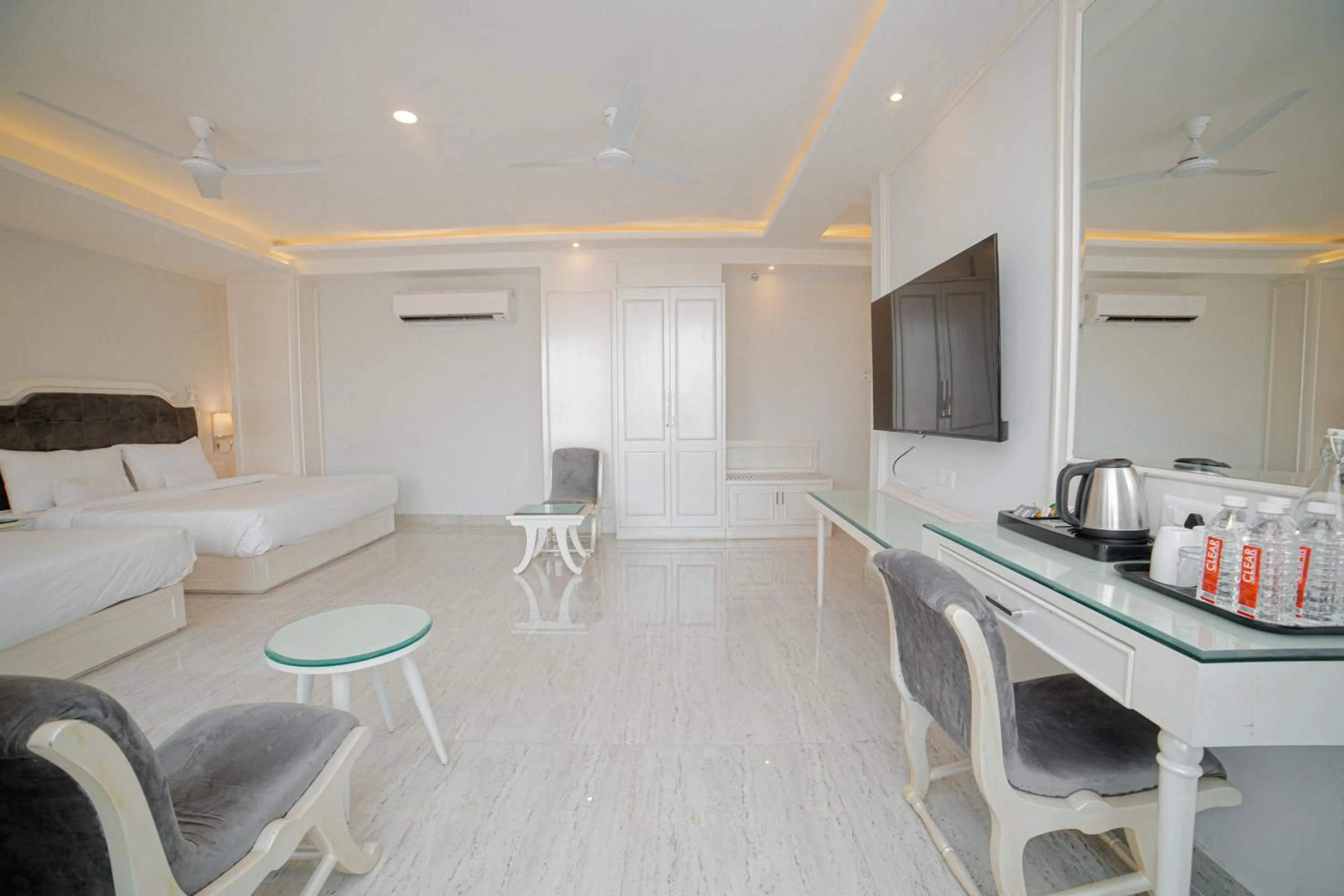 Photo of the whole room, Bed in Pearl Courtyard