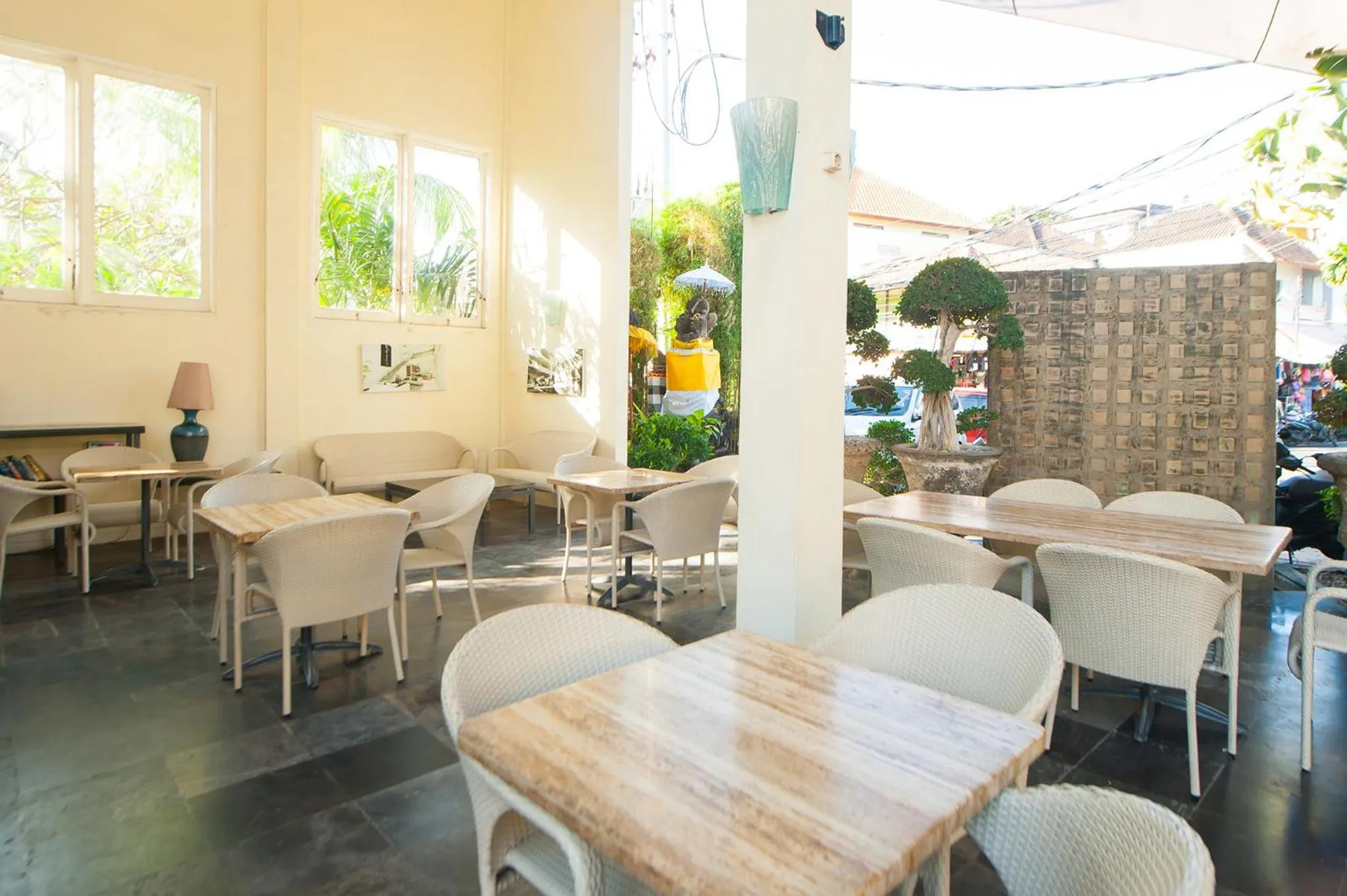 Restaurant/places to eat in Bali Court Hotel & Apartment