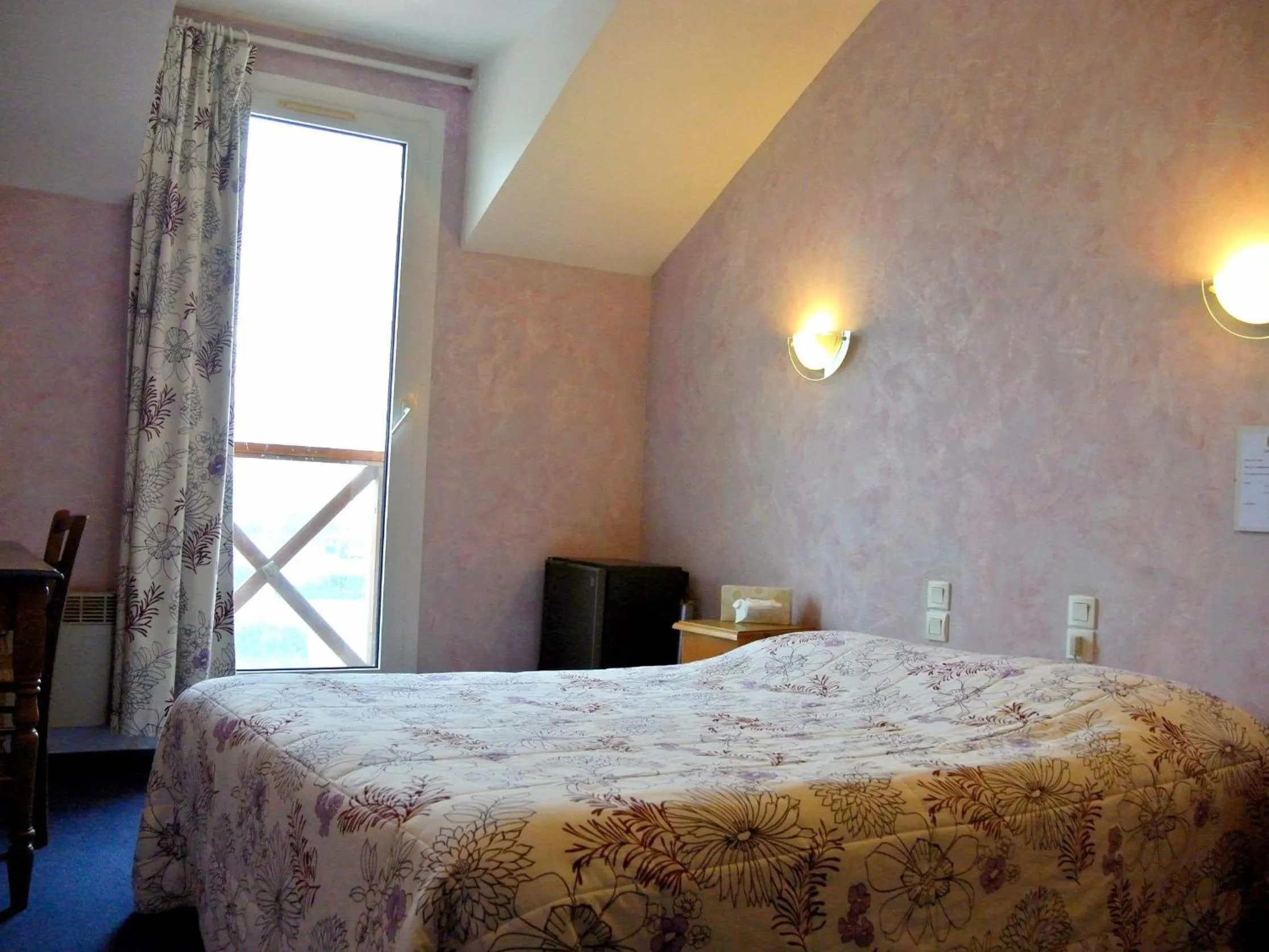 Bed in Logis Argonne Hôtel