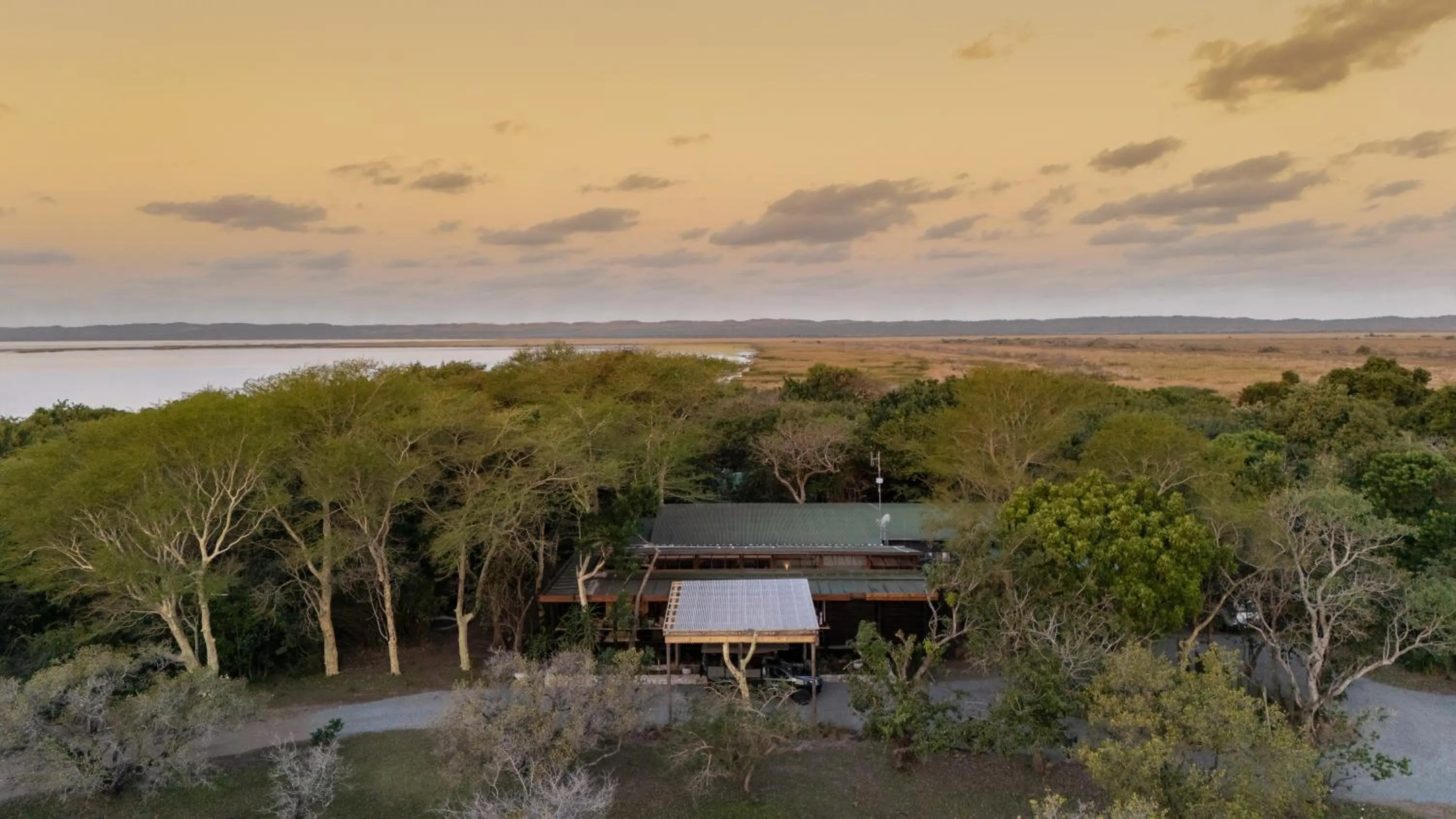 Property building in Makakatana Bay Lodge