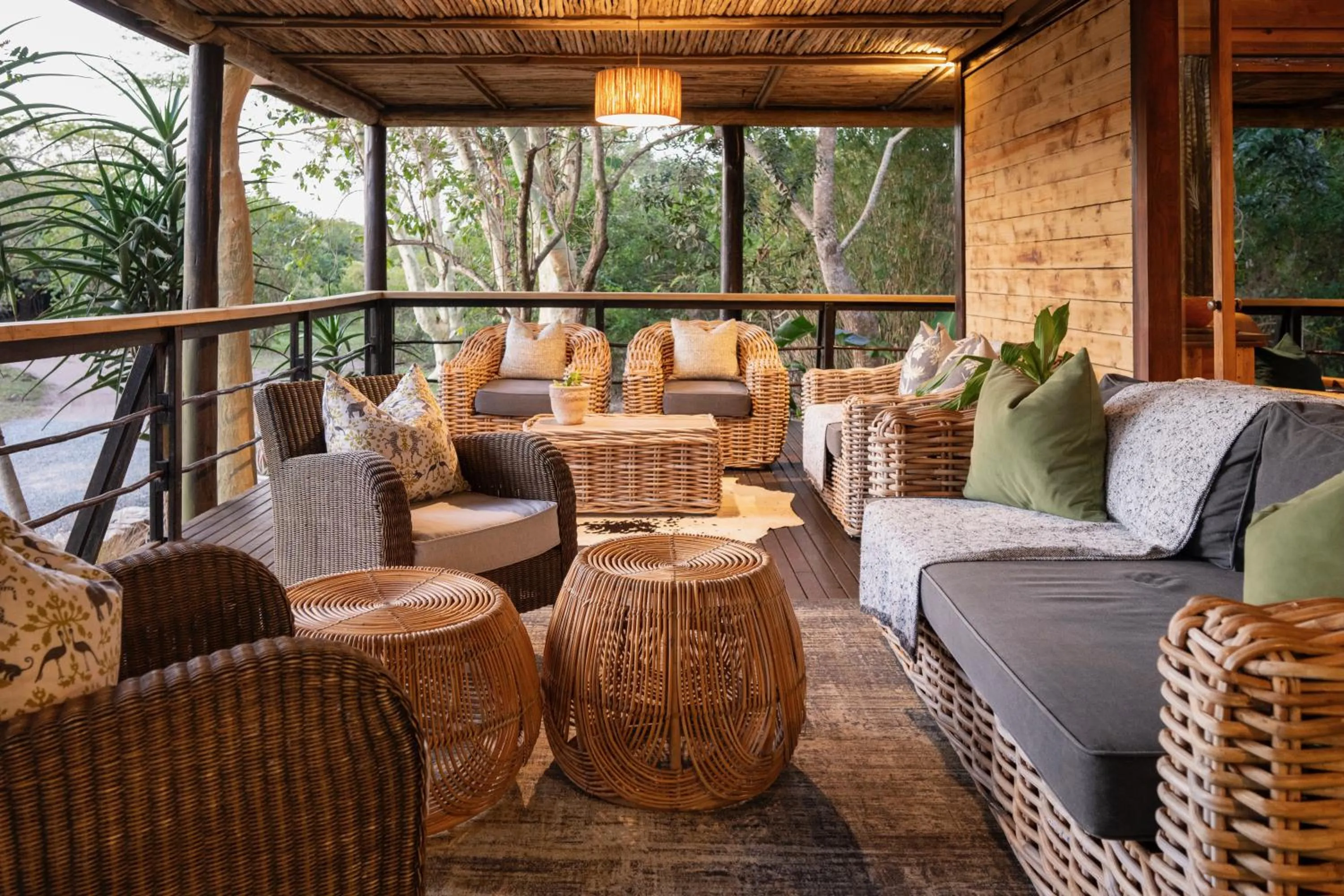 Property building in Makakatana Bay Lodge