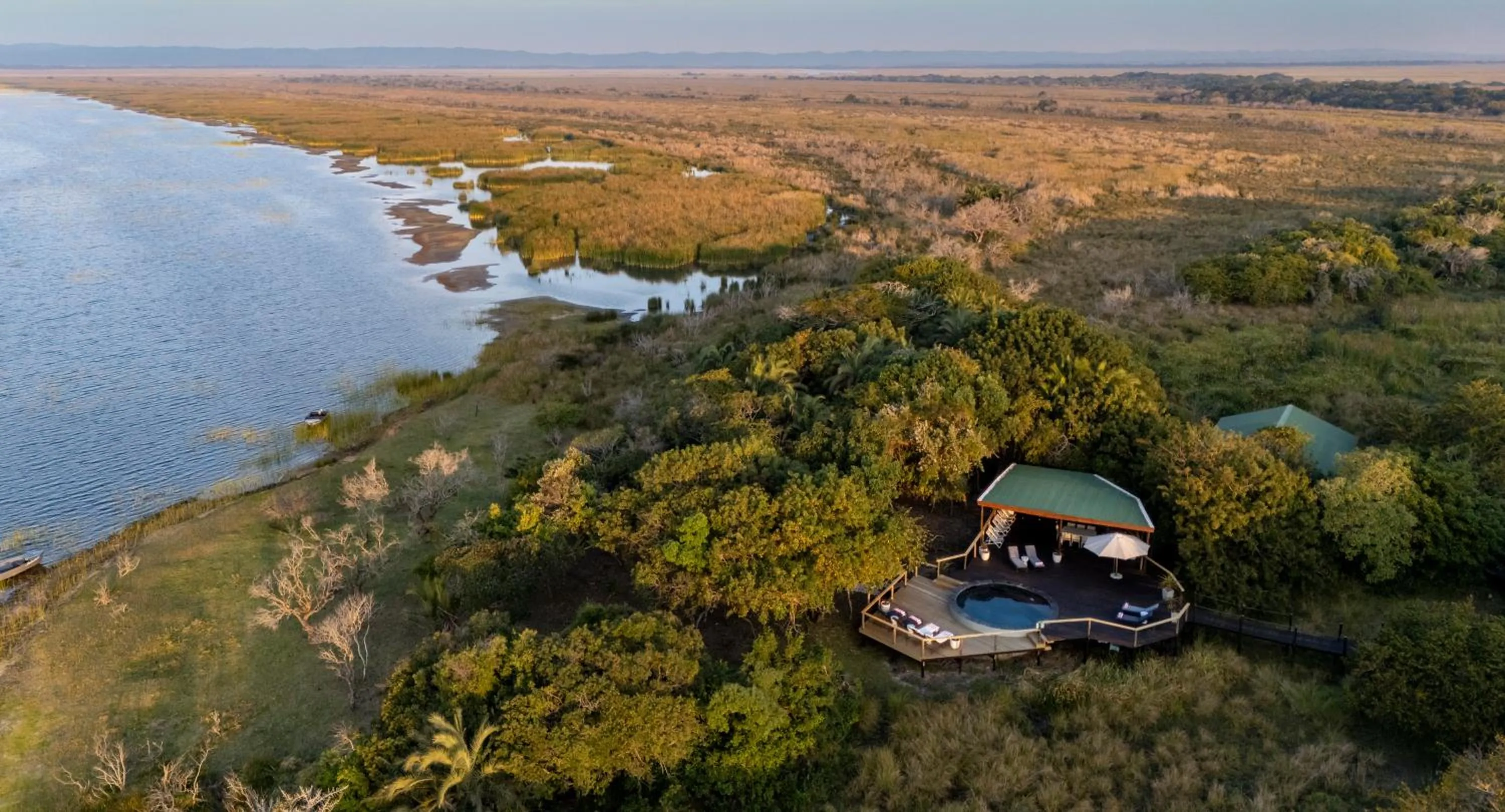 Property building in Makakatana Bay Lodge