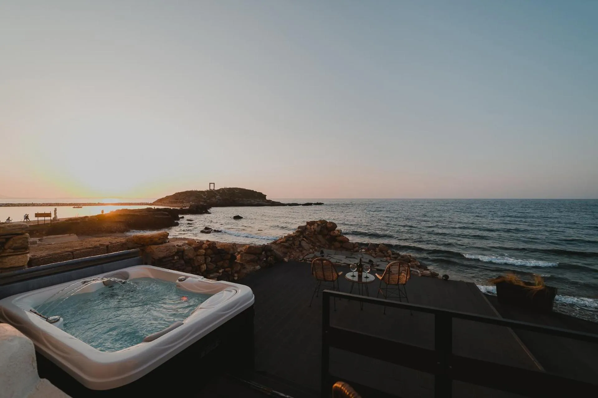 Hot Tub in Portara Seaside Luxury Suites