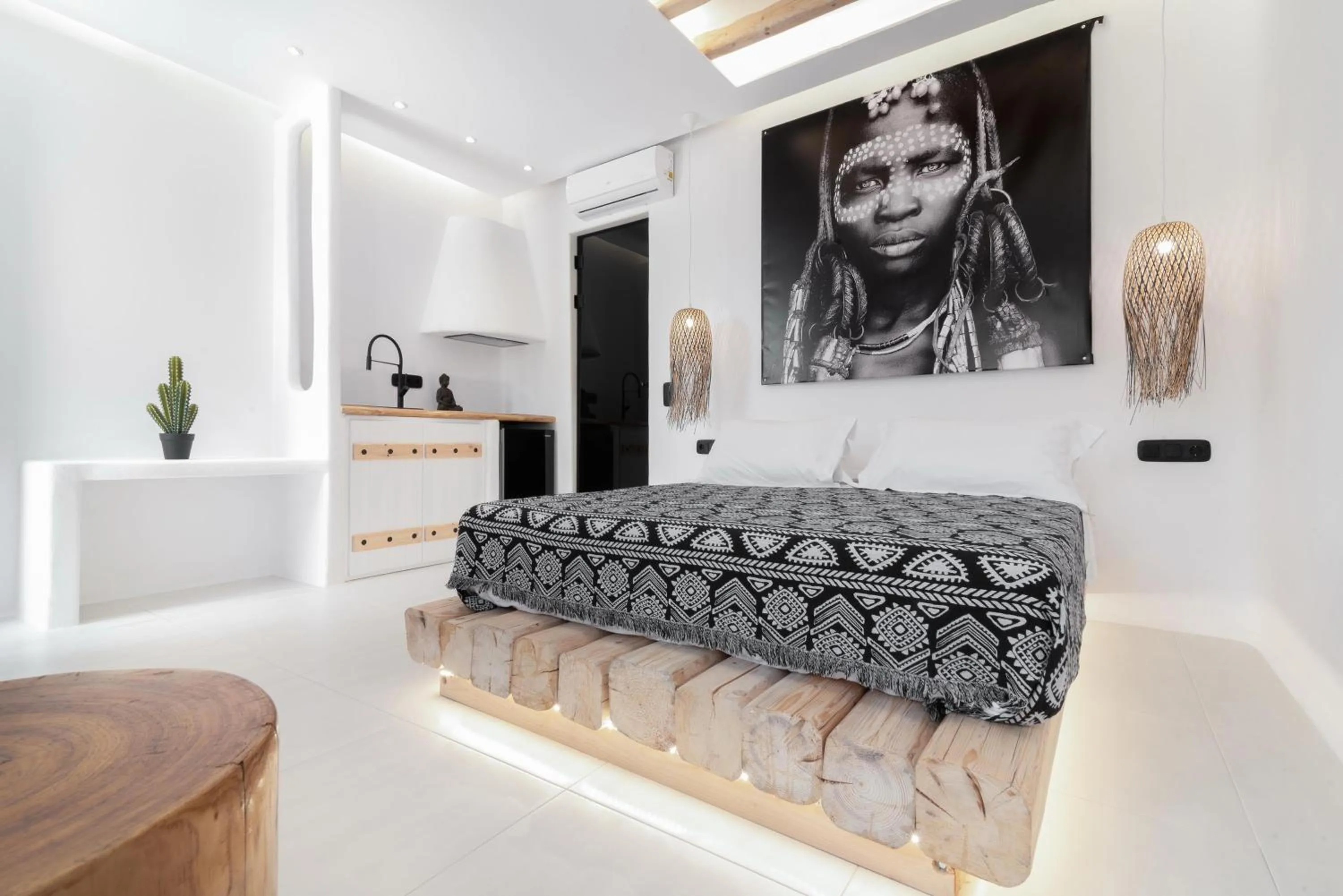 Photo of the whole room in Portara Seaside Luxury Suites