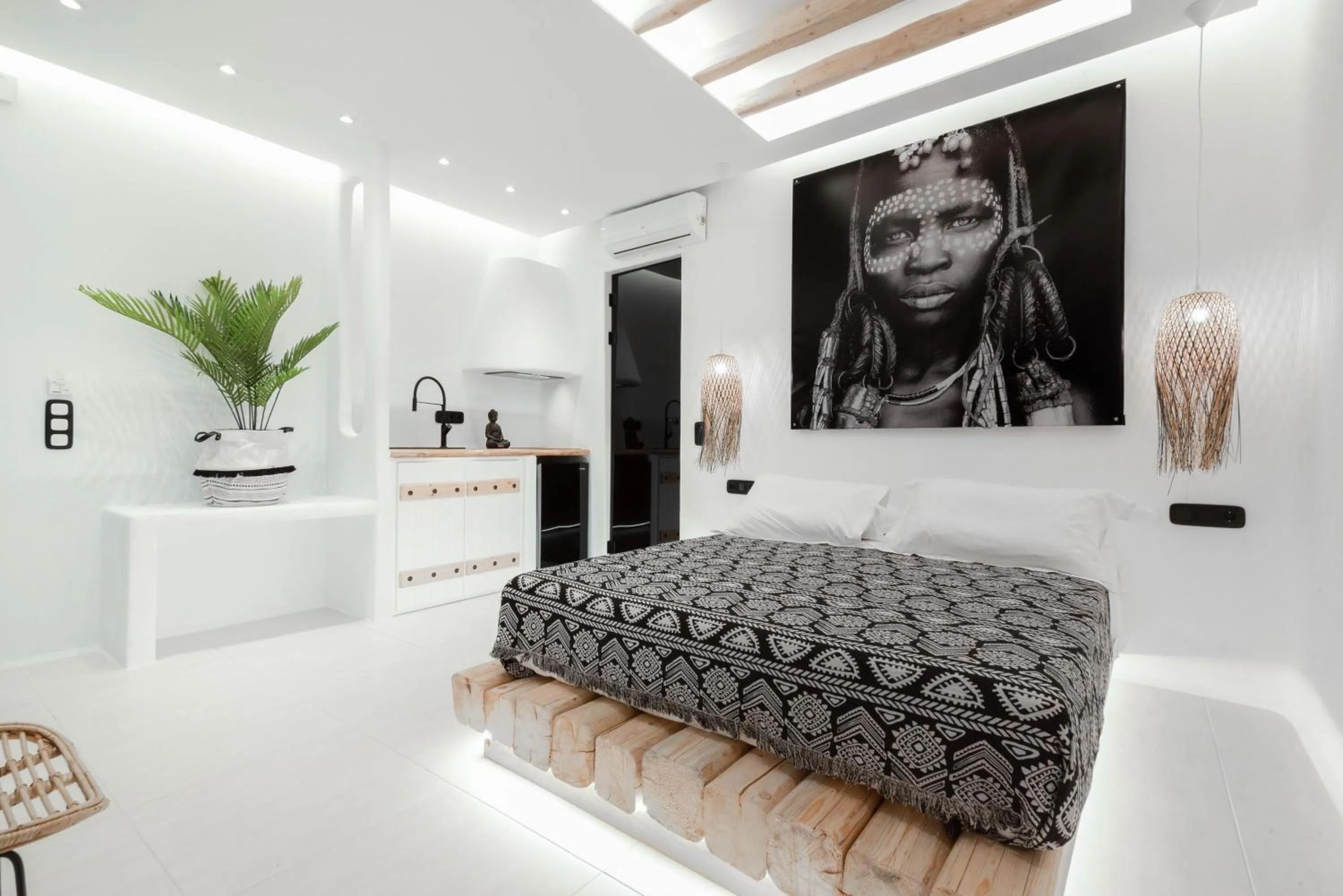 Photo of the whole room, Bed in Portara Seaside Luxury Suites