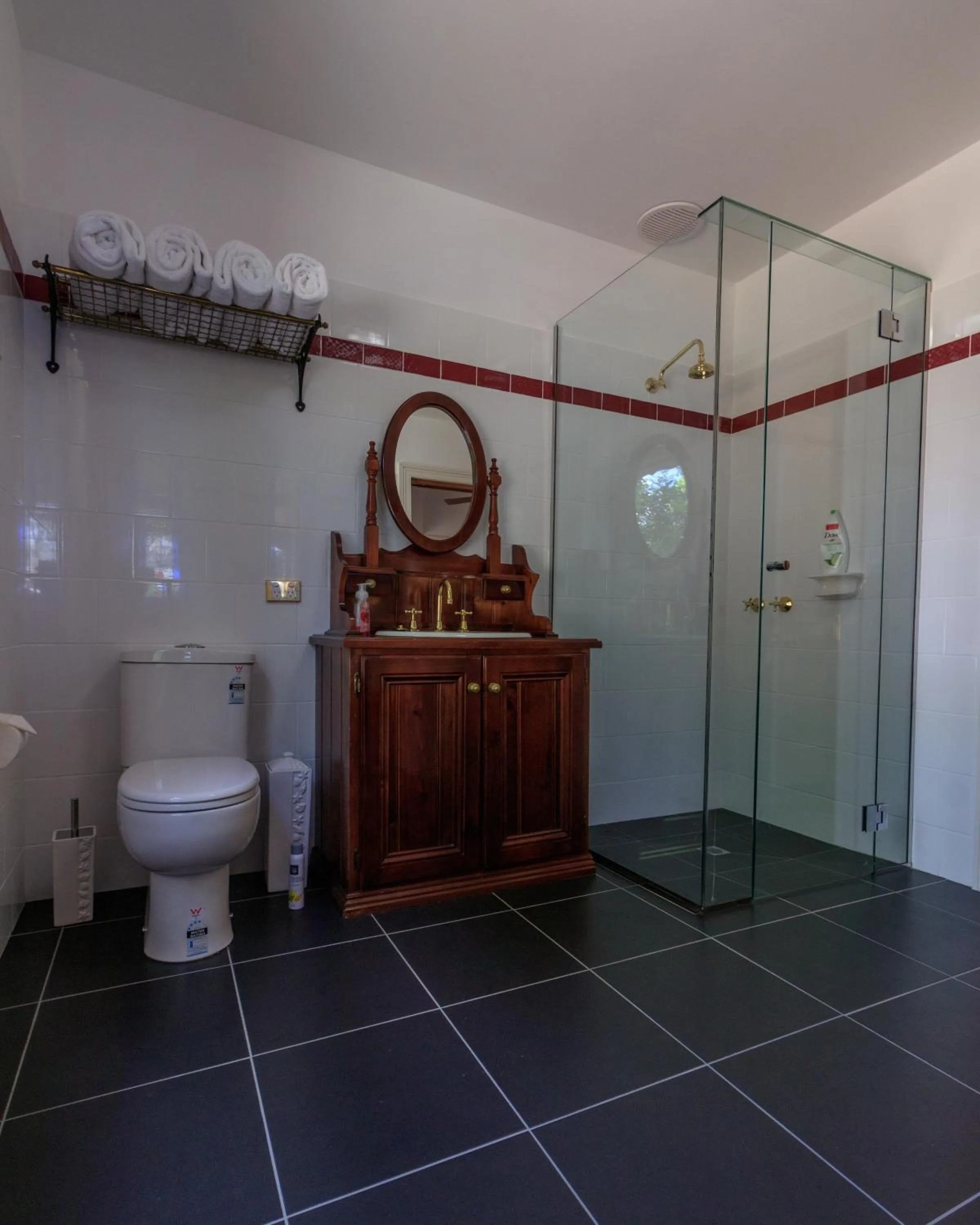 Bathroom in The Oaks Lilydale Accommodation
