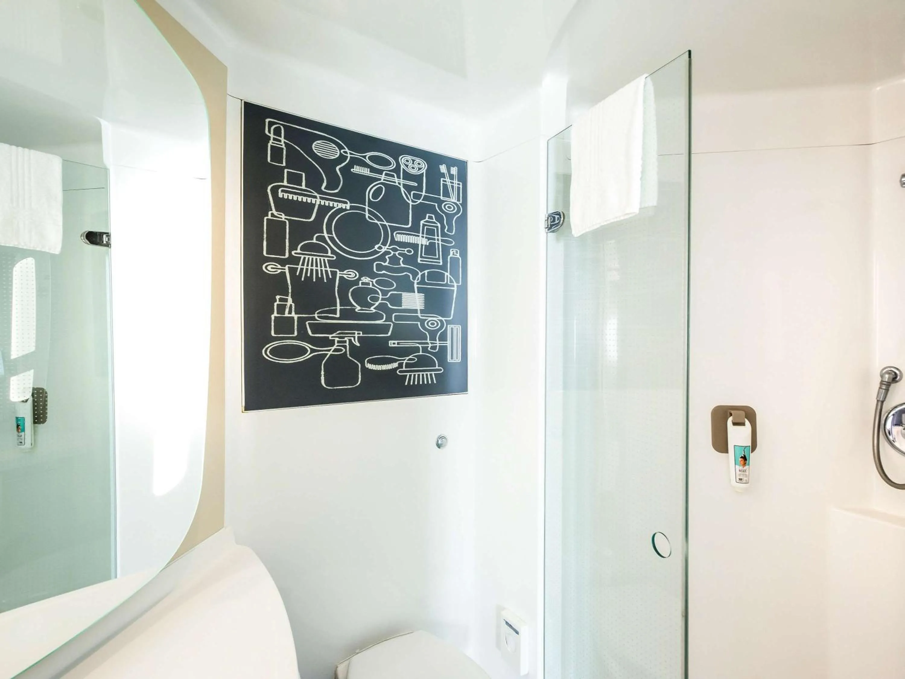 Photo of the whole room, Bathroom in ibis Birmingham Bordesley