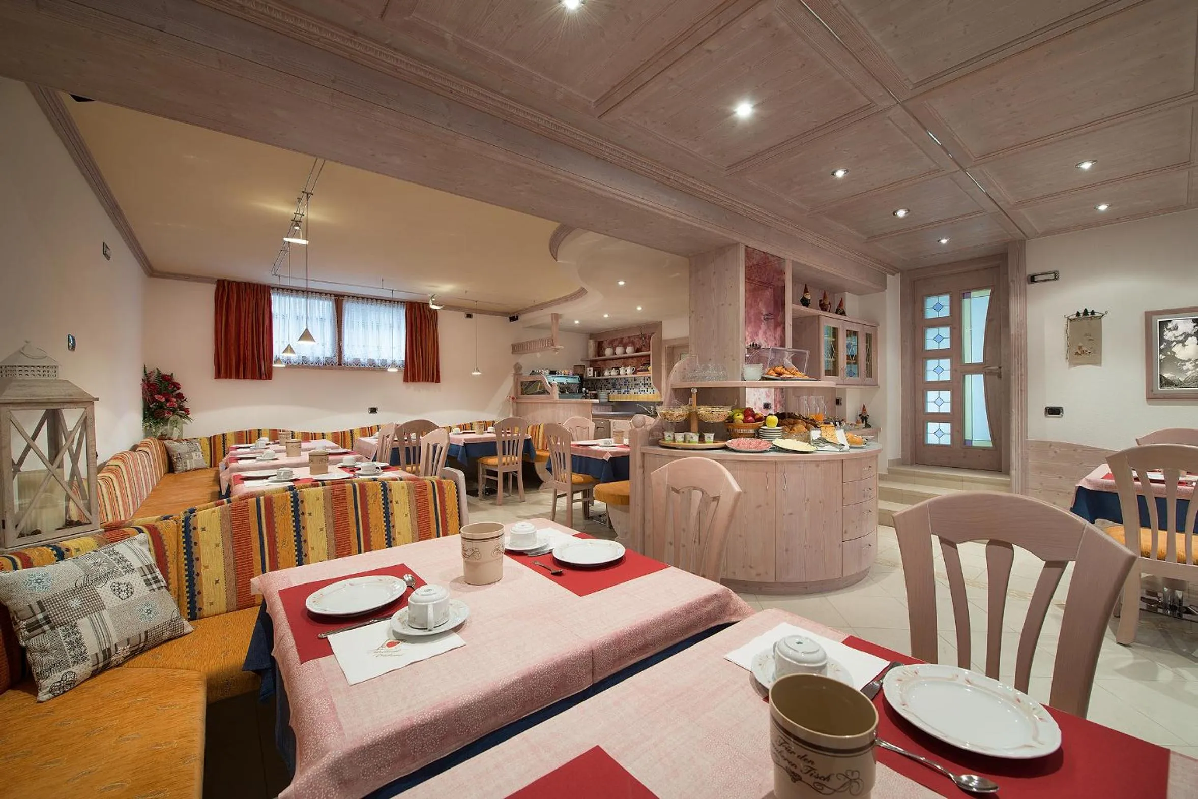 Restaurant/places to eat in Garni Oasi